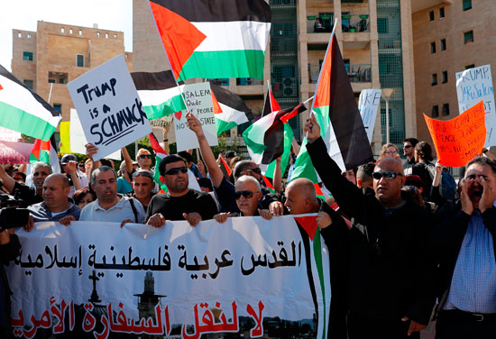 مئات الفلسطينيين يتظاهرون فى القدس ضد نقل سفارة أمريكا