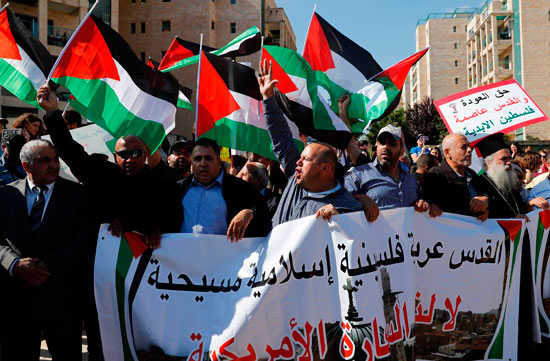فلسطينيون يرفعون لافتات القدس عربية أمام سفارة أمريكا