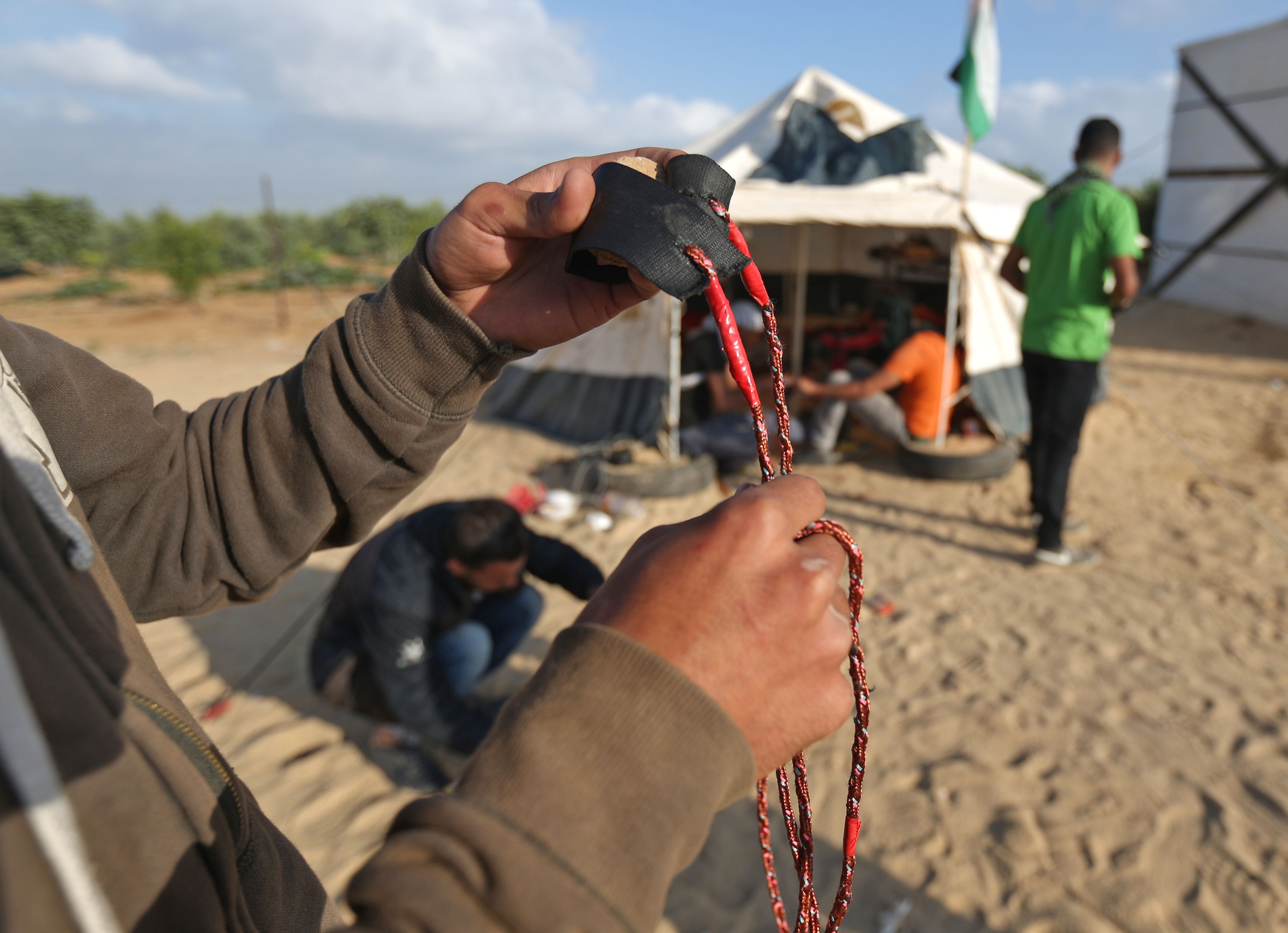 فلسطينى يعد نبلته لمواجهة قوات الاحتلال فى غزة