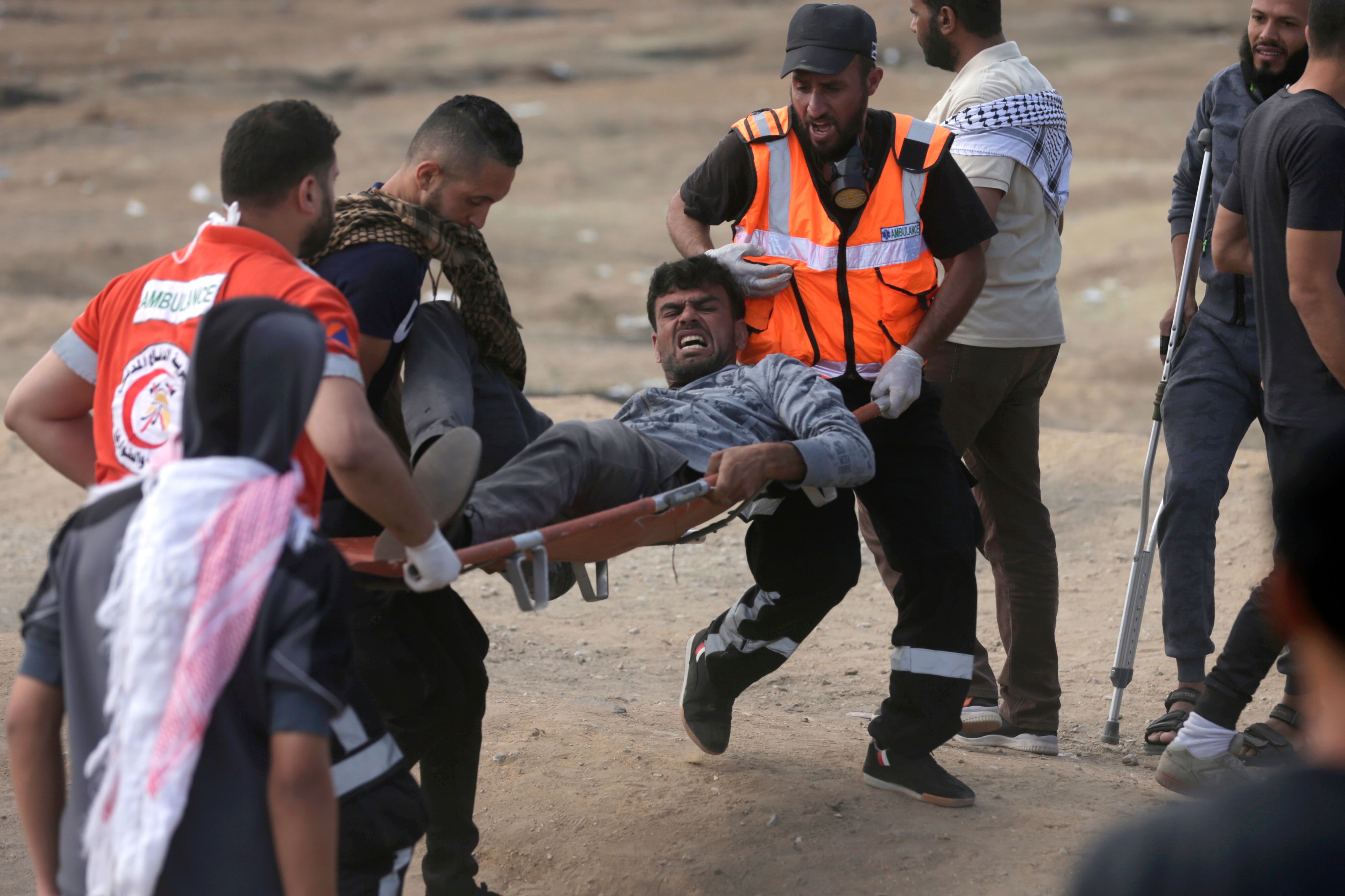 نقل مصاب فلسطينى فى مواجهات مع قوات الاحتلال