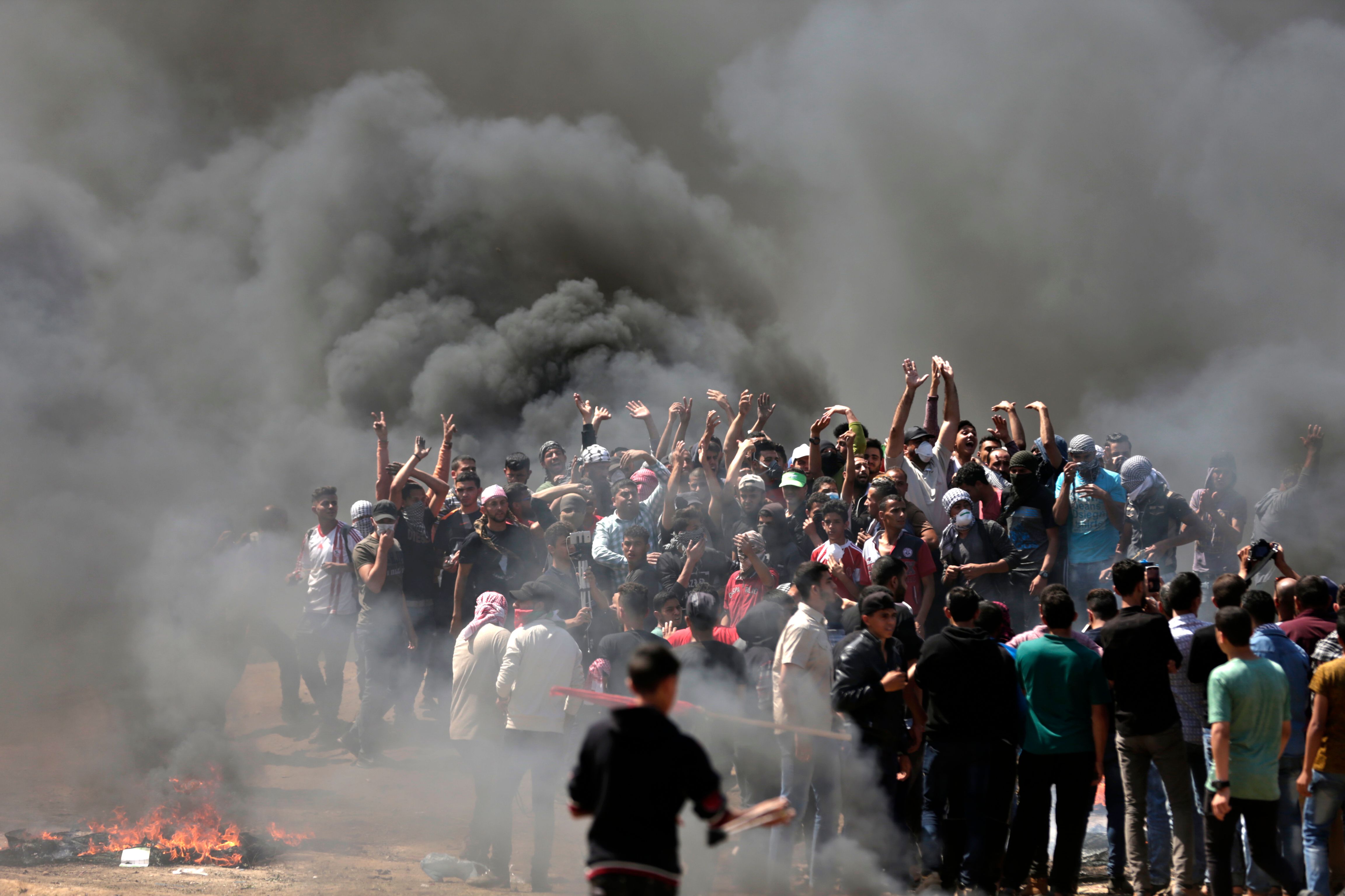 تجمع مئات الشباب الفلسطينى على القطاع الحدود لغزة