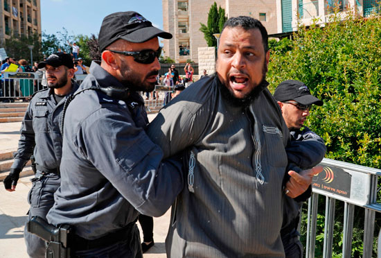 شرطة الاحتلال تعتقل فلسطينى خلال مظاهرات فى القدس