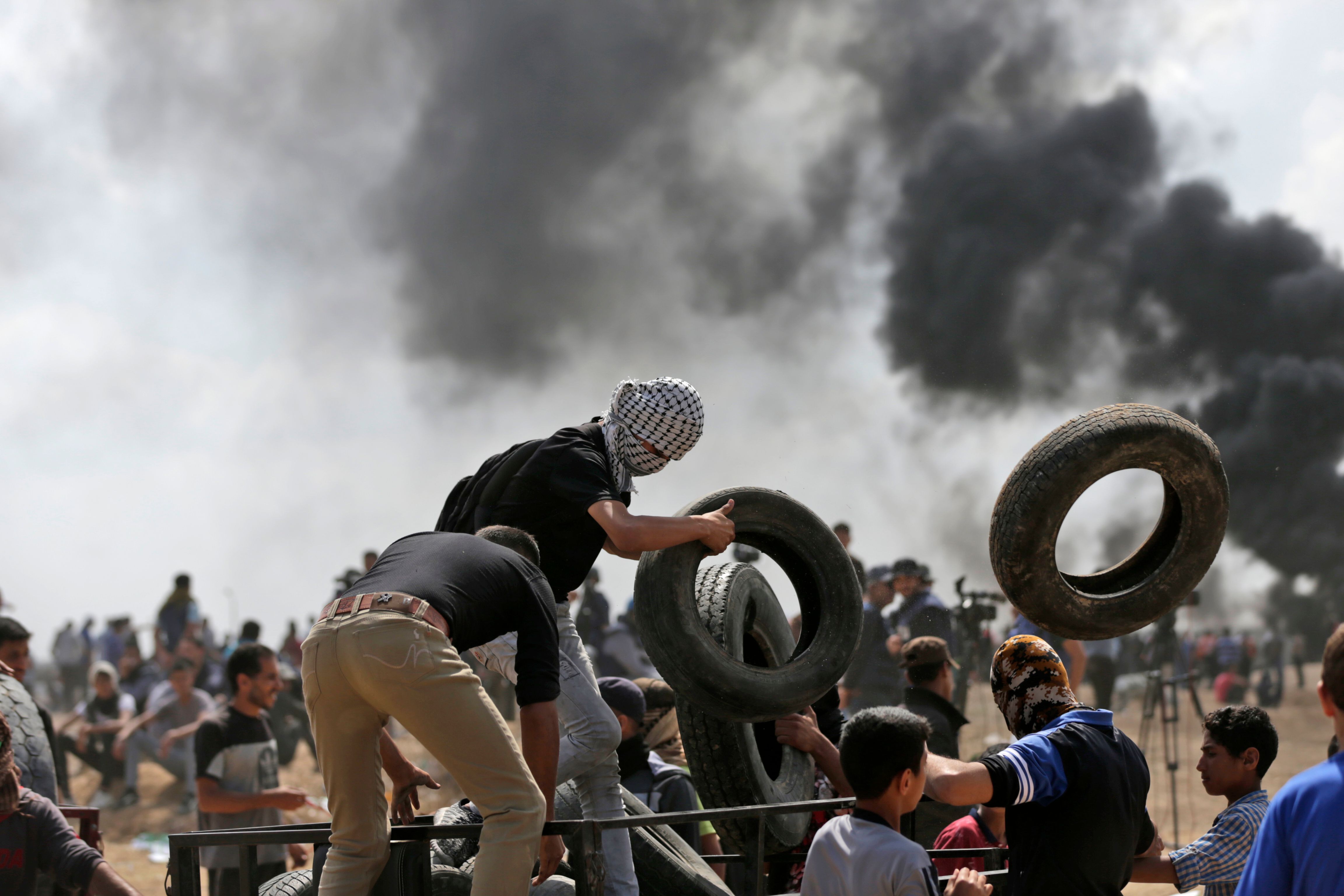اشعال النيران فى اطارات الكاوتش على حدود غزة