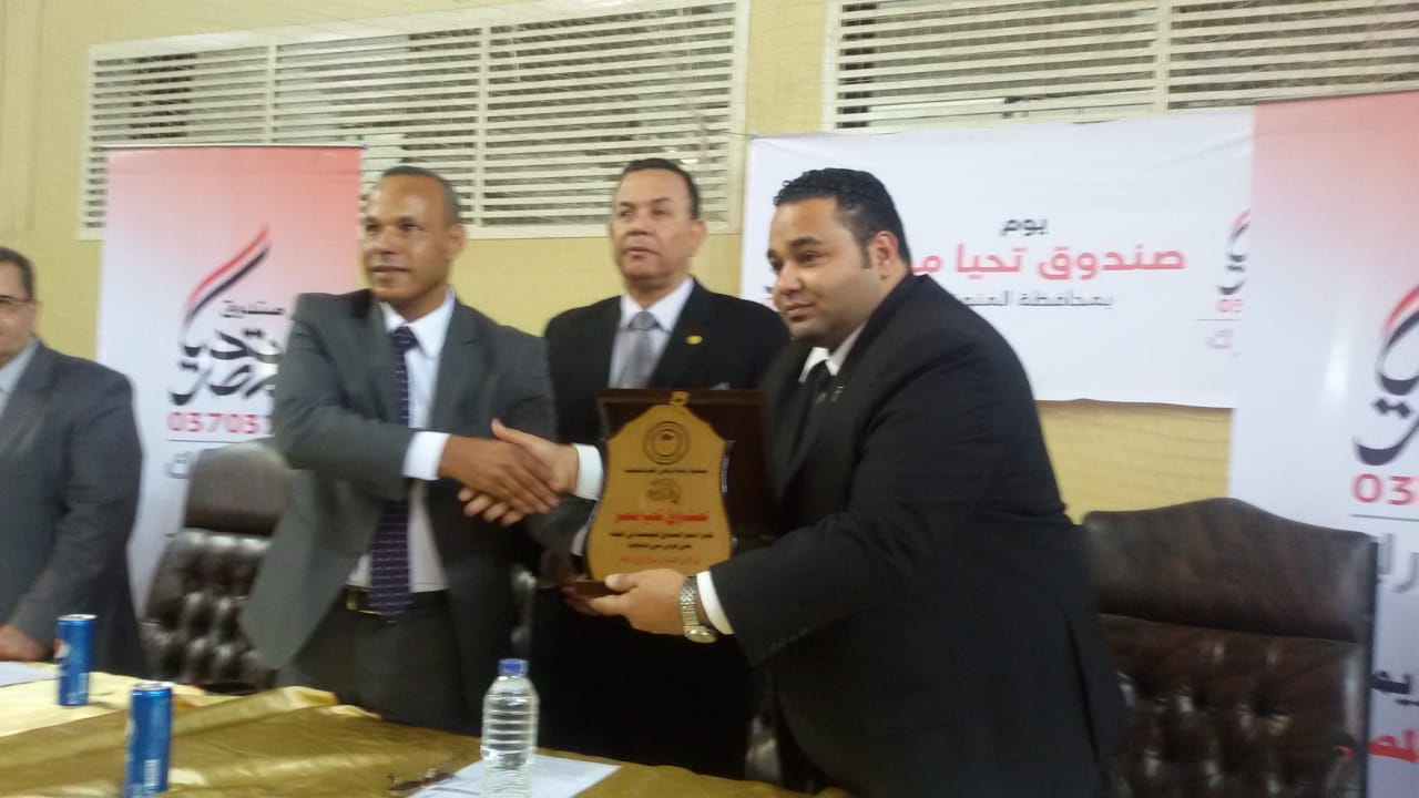  مسئول جمعية تحيا مصر يسلم الدرع لرئيس مجلس إدارة جمعية الهلال الأحمر