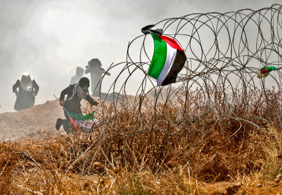 فلسطينيون يواجهون قوات الاحتلال على حدود غزة