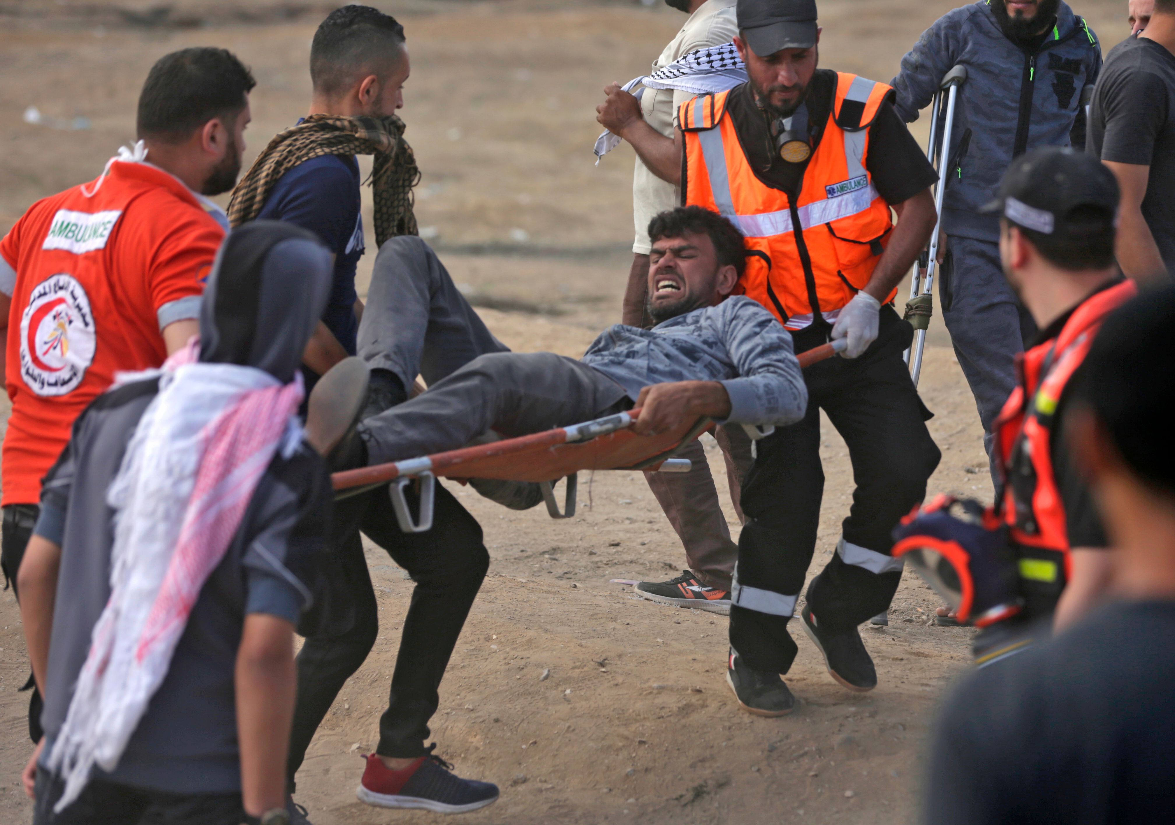 الإسعاف تنقل مصاب فلسطينى برصاص الاحتلال فى غزة
