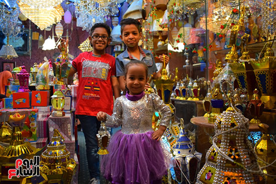              سعادة الأطفال بالعمل فى تجهيز فوانيس رمضان