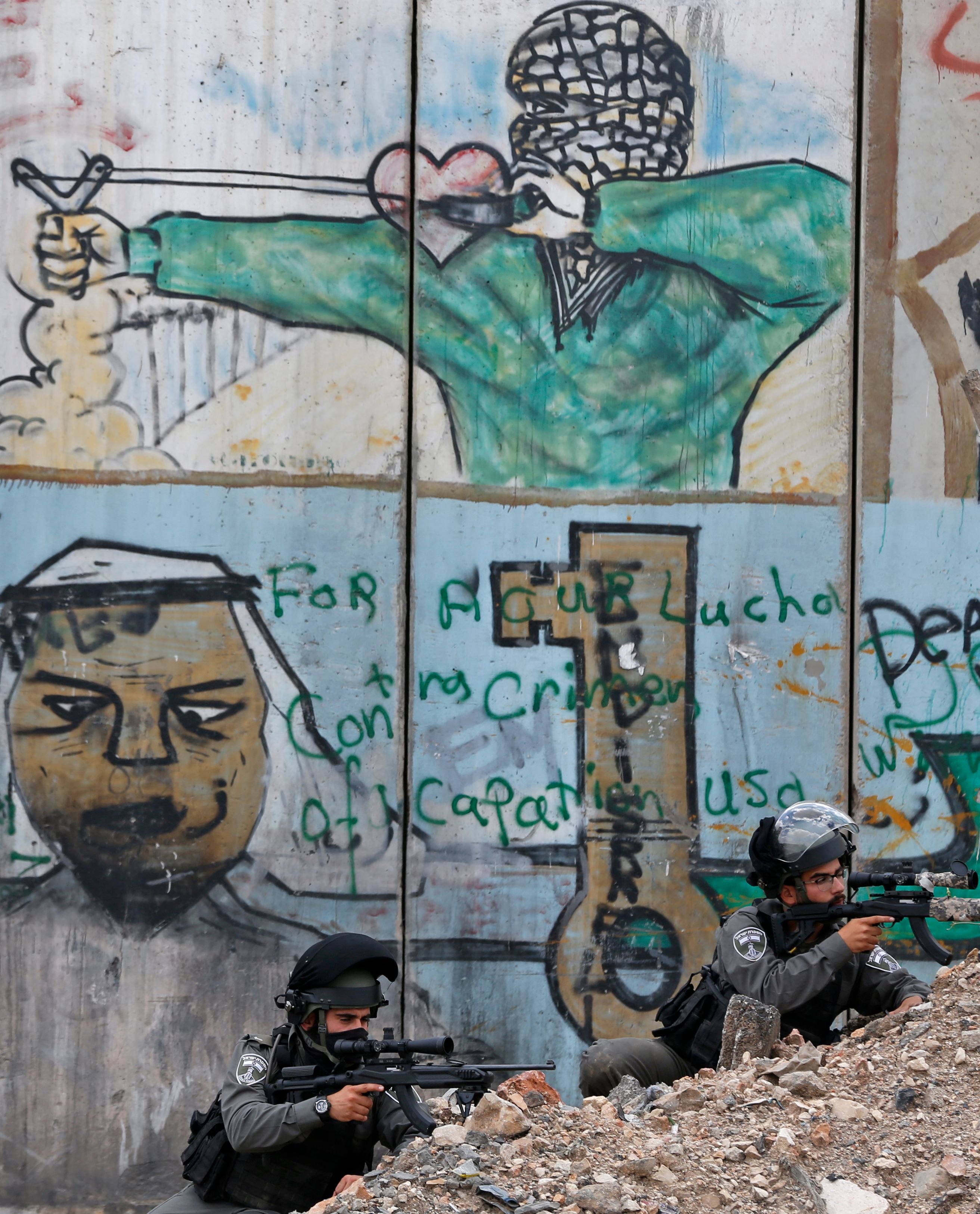 قناصة إسرائيليين يطلقون الرصاص على متظاهرين فلسطينيين