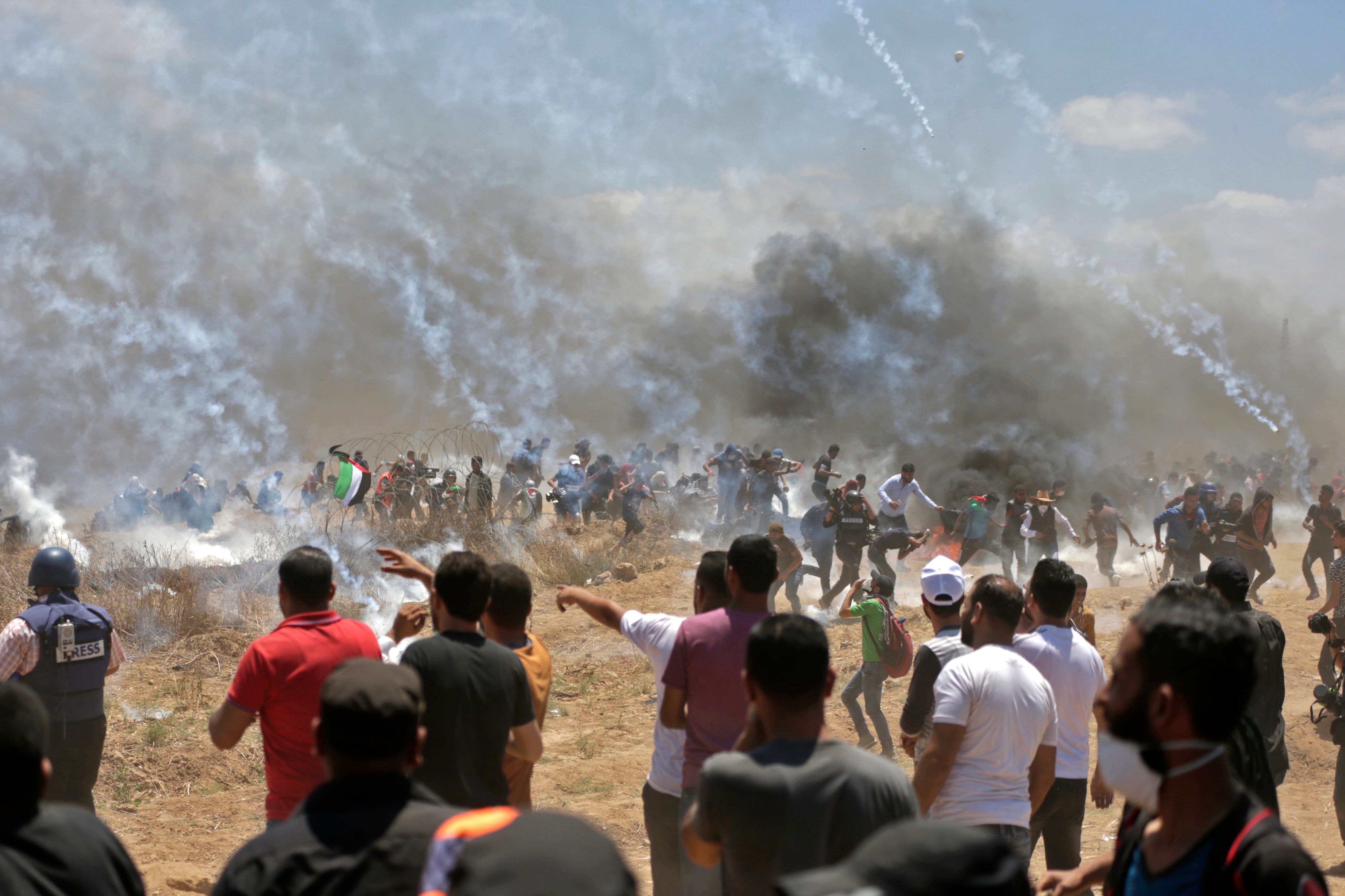 الفلسطينيون يواجهون رصاص الاحتلال بالحجارة