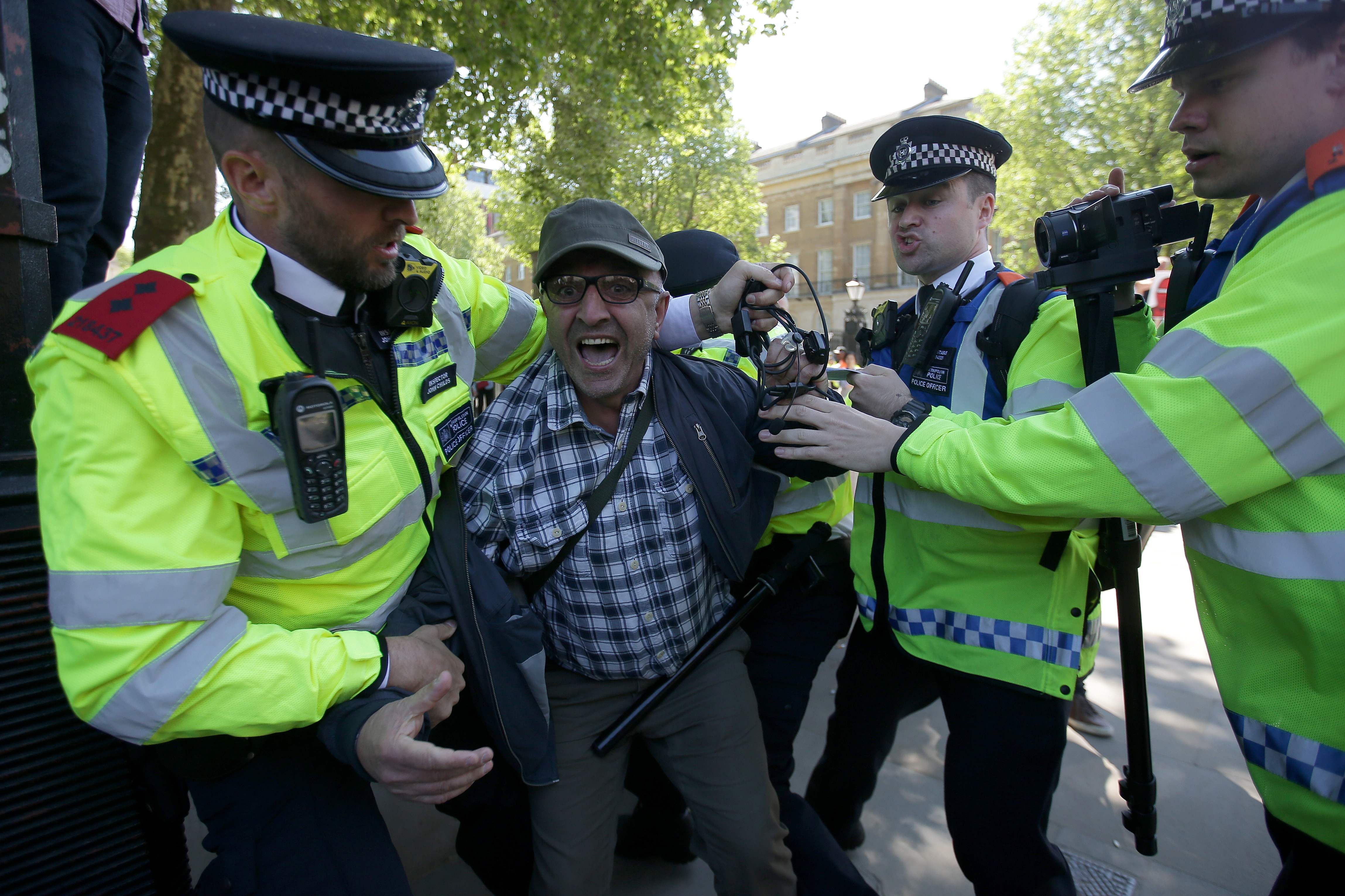 اعتقال أحد المتظاهرين