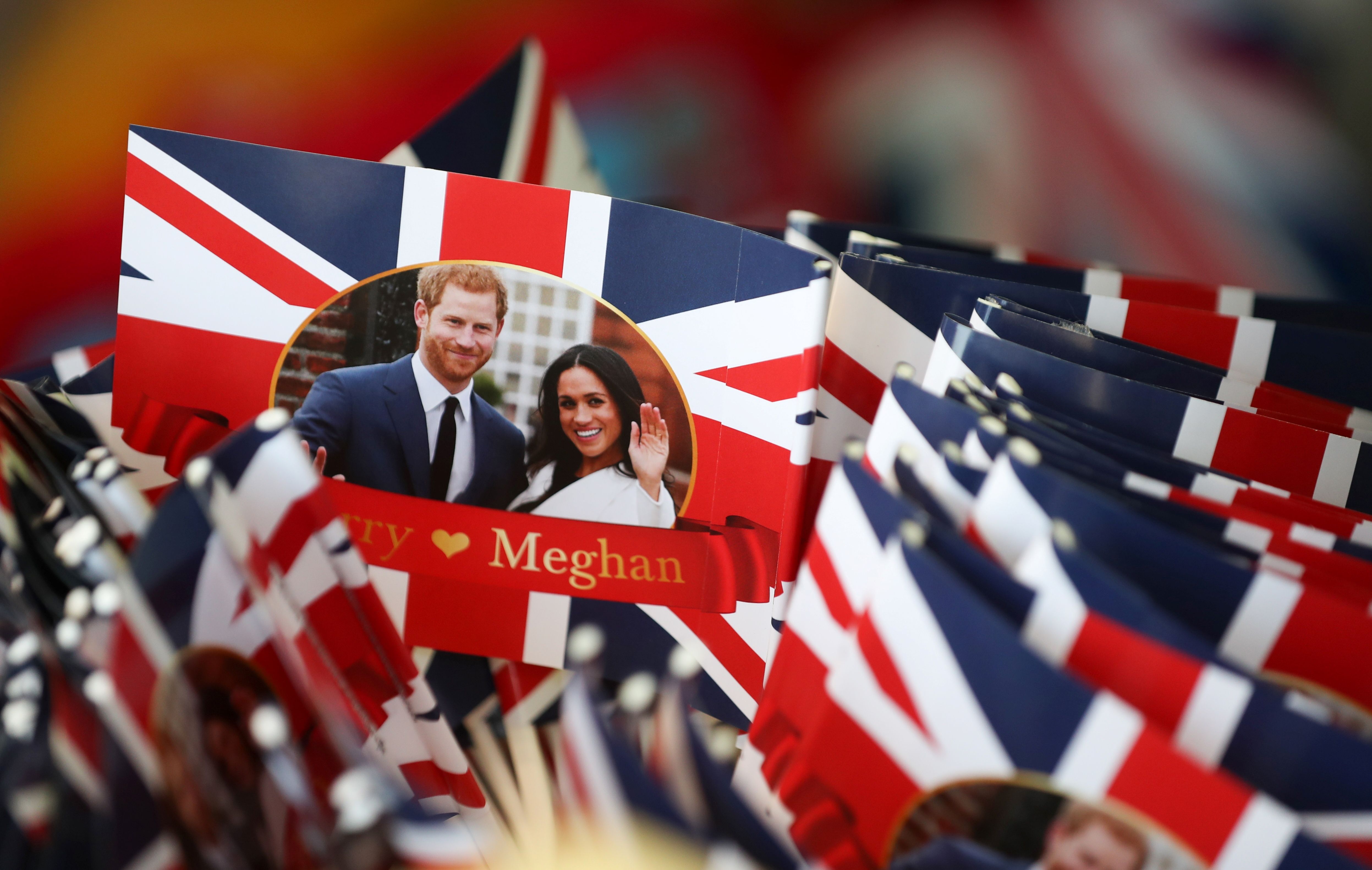 الأعلام البريطانية وصورة الأمير هارى وماركل
