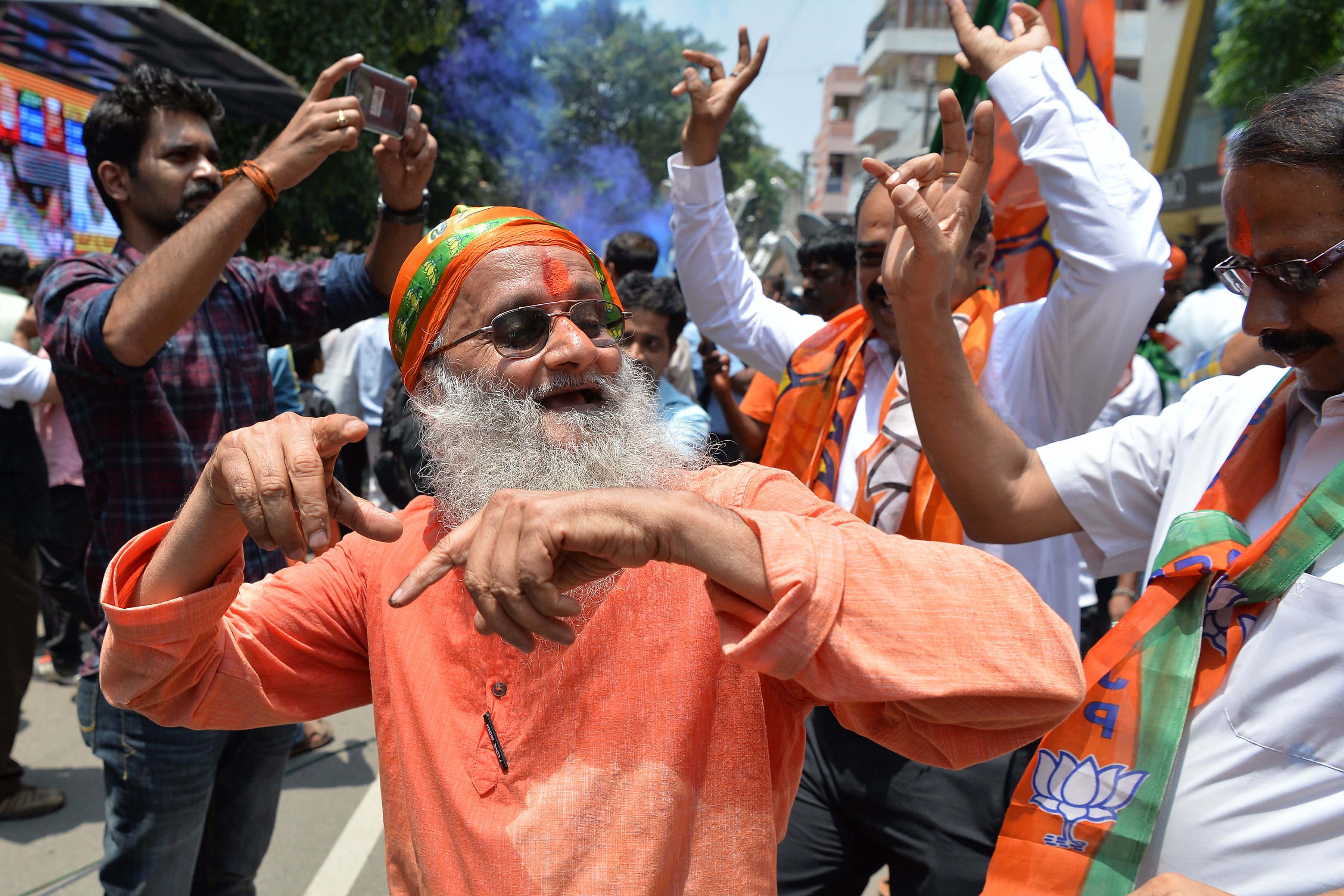 رجل عجوز يرقص خلال احتفالات الحزب الحاكم بالهند