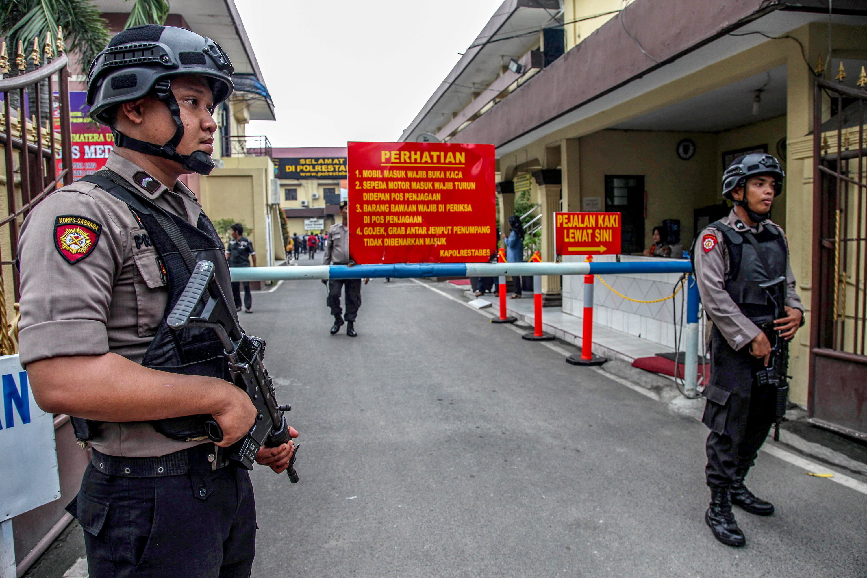 صور حملة أمنية مكثفة للشرطة الإندونيسية لضبط إرهابيين (5)