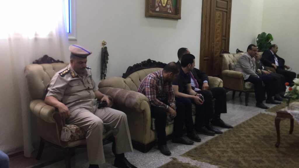 مساعد وزير الداخلية لشمال الصعيد ومدير أمن المنيا يصلان كنيسة شهداء الإيمان والوطن بقرية العور (1)