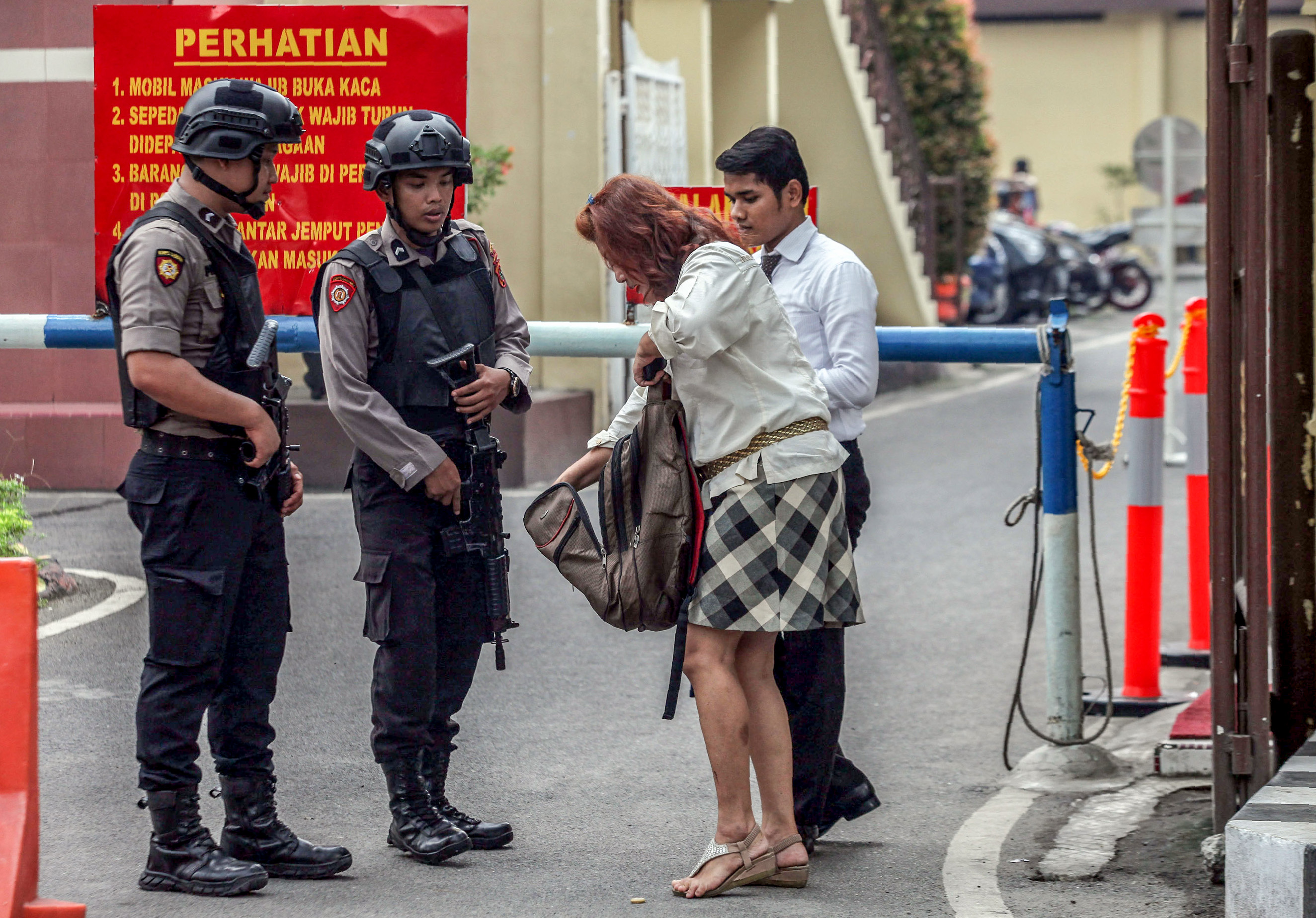 صور حملة أمنية مكثفة للشرطة الإندونيسية لضبط إرهابيين (6)