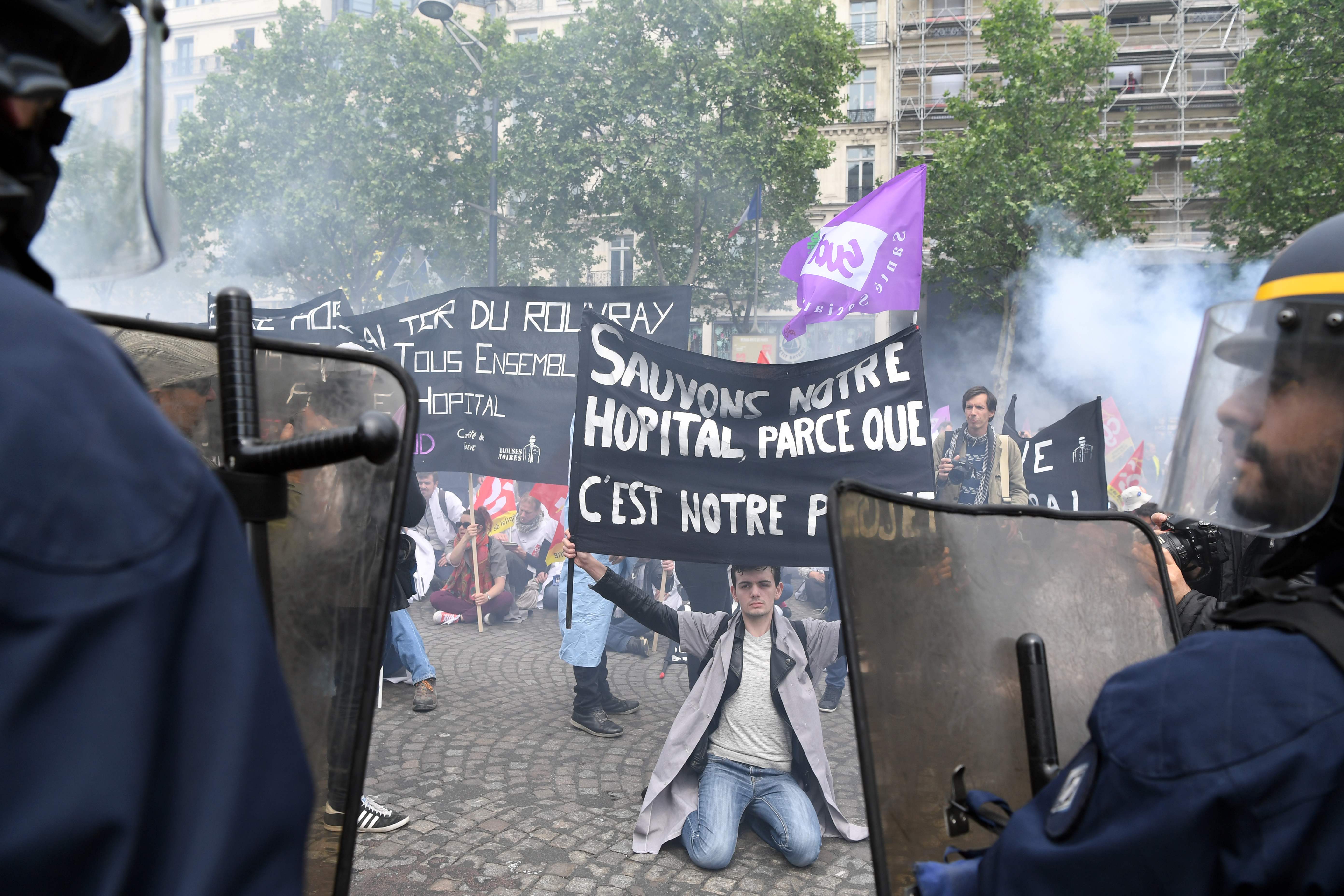 محتجون يرفعون الشماريخ أمام الشرطة الفرنسية للمطالبة بتحسين ظروف العمل