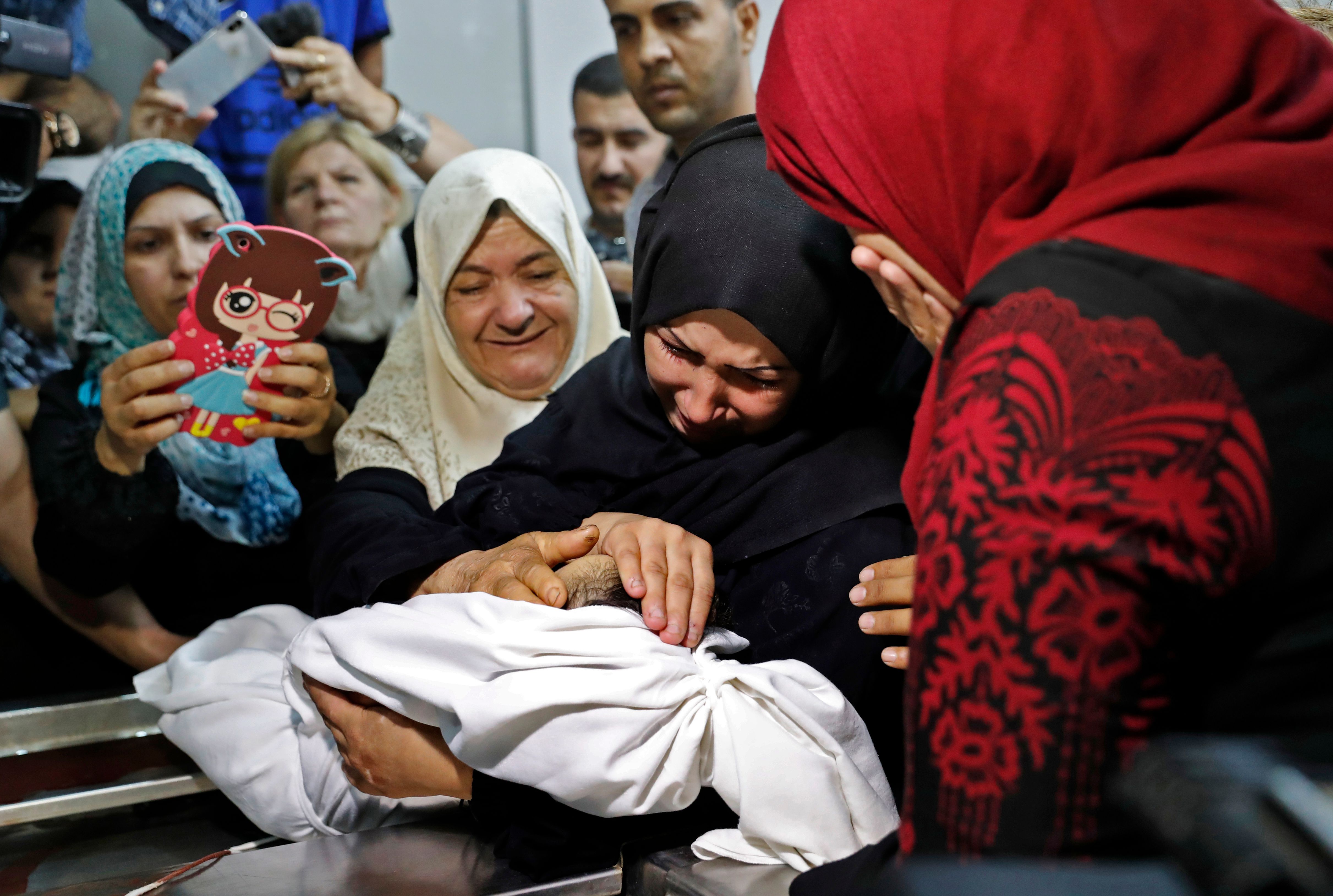 بكاء أم الطفلة الفلسطينية أثناء تسلمها من المشرحة