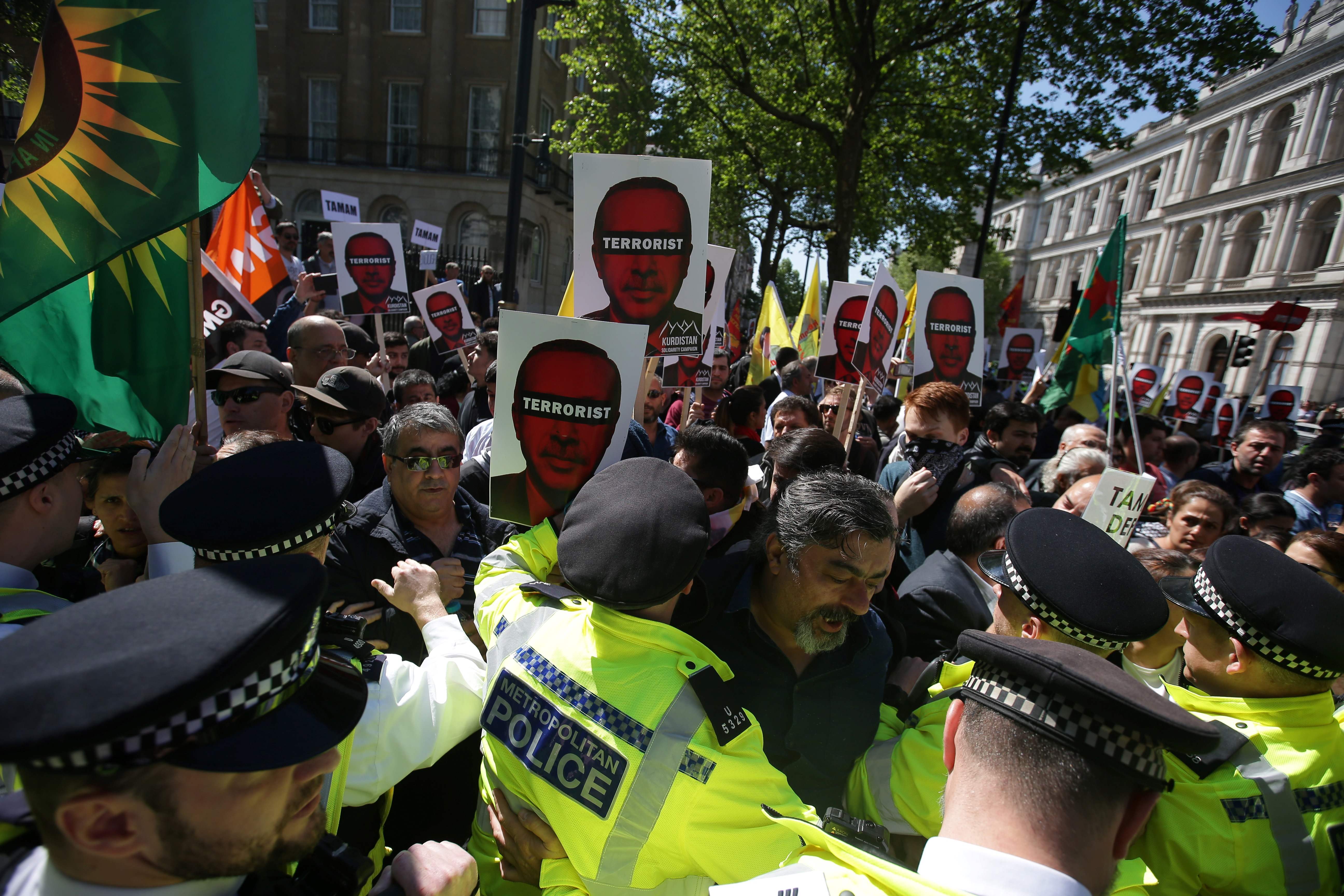 الشرطة البريطانية تقمع المتظاهرين