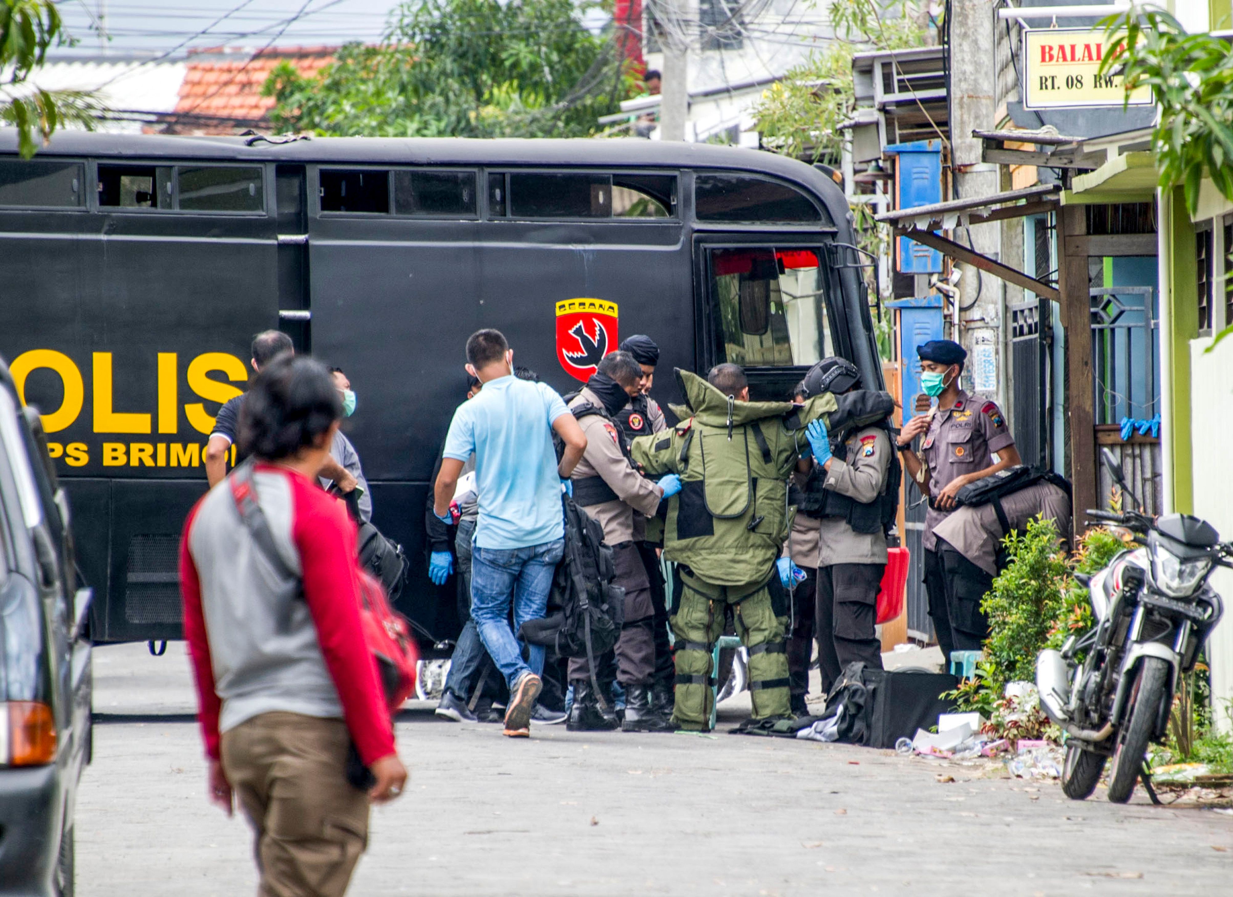 صور حملة أمنية مكثفة للشرطة الإندونيسية لضبط إرهابيين (3)