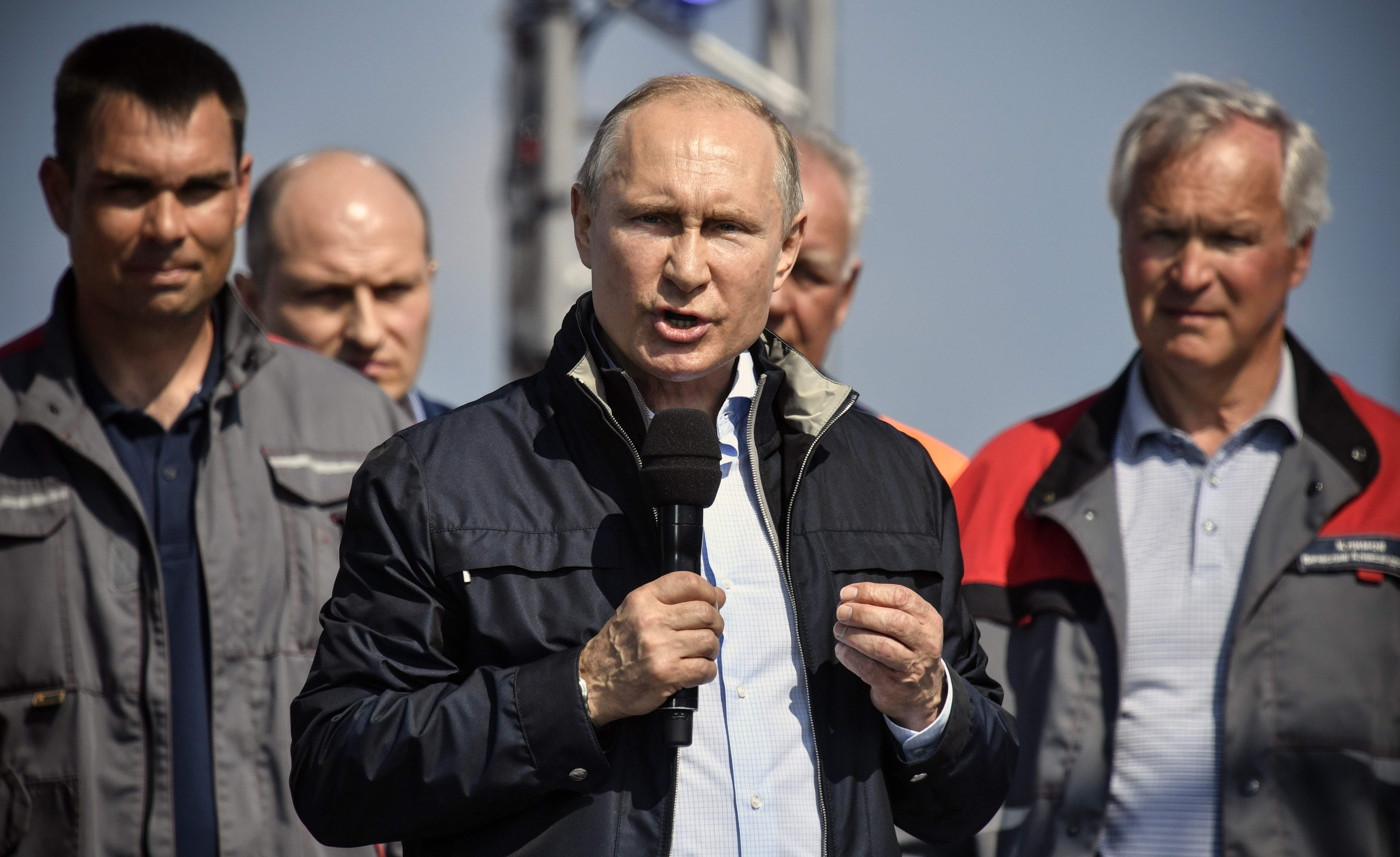 بوتين يعبر جسر جديد يربط القرم مع روسيا بشاحنة