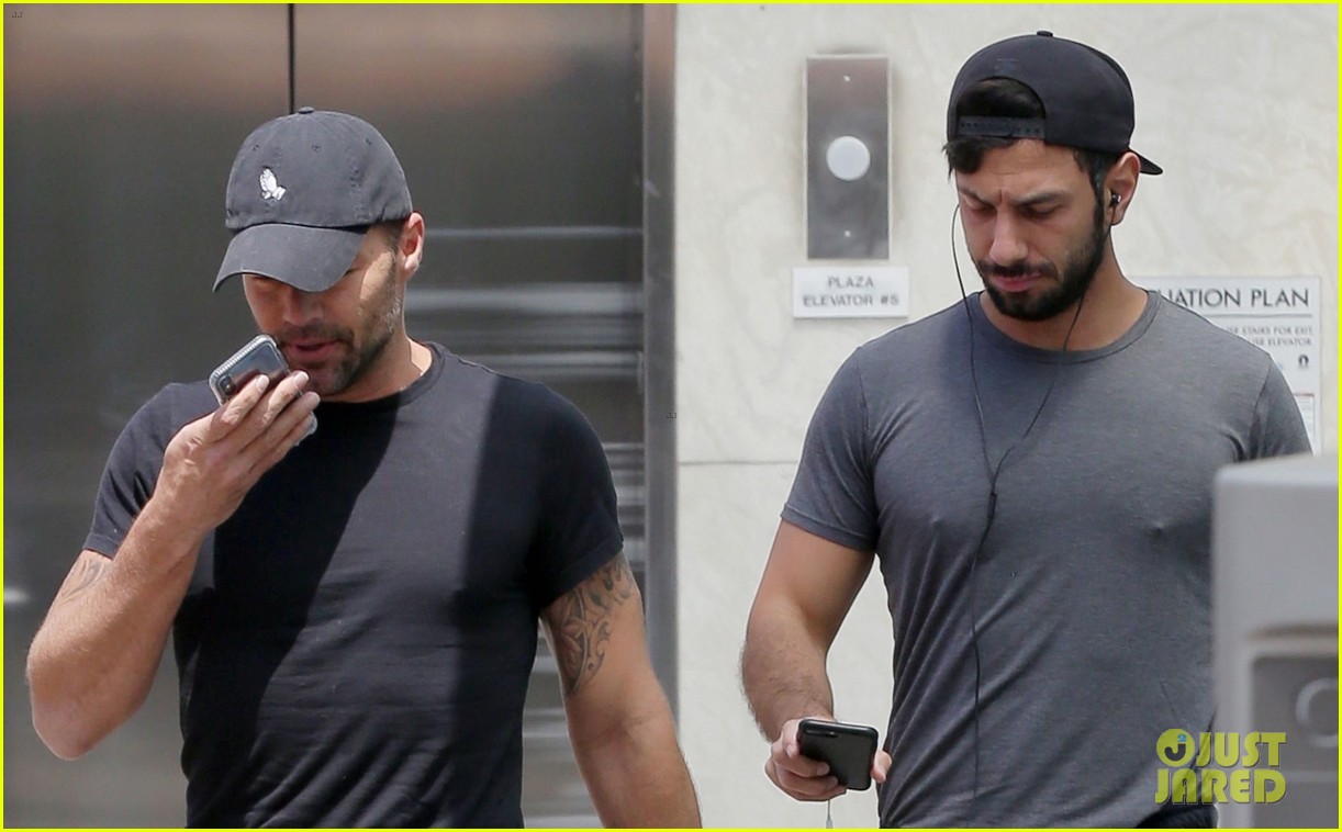 ricky-martin-and-husband-jwan-yosef-flaunt-their-muscles-at-the-gym-02