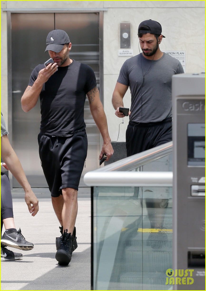 ricky-martin-and-husband-jwan-yosef-flaunt-their-muscles-at-the-gym-05