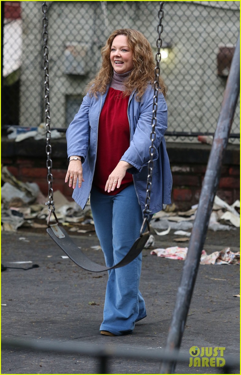 melissa-mccarthy-pushes-on-screen-daughter-on-swing-while-filming-the-kitchen-03
