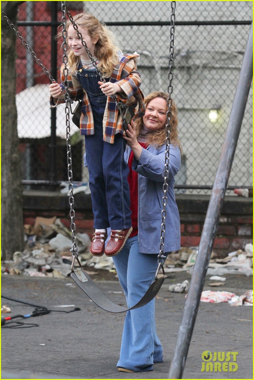 melissa-mccarthy-pushes-on-screen-daughter-on-swing-while-filming-the-kitchen-02