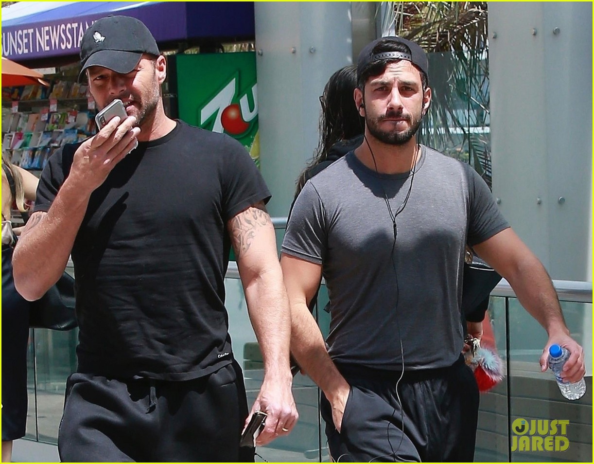 ricky-martin-and-husband-jwan-yosef-flaunt-their-muscles-at-the-gym-04