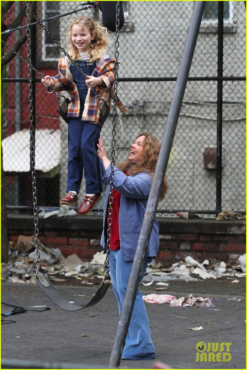 melissa-mccarthy-pushes-on-screen-daughter-on-swing-while-filming-the-kitchen-05
