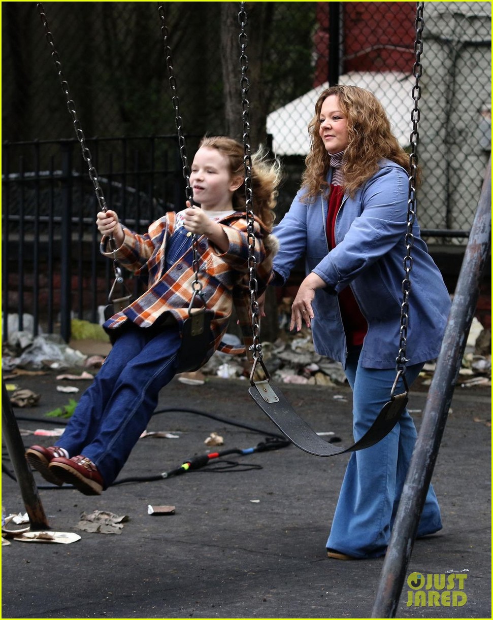 melissa-mccarthy-pushes-on-screen-daughter-on-swing-while-filming-the-kitchen-01