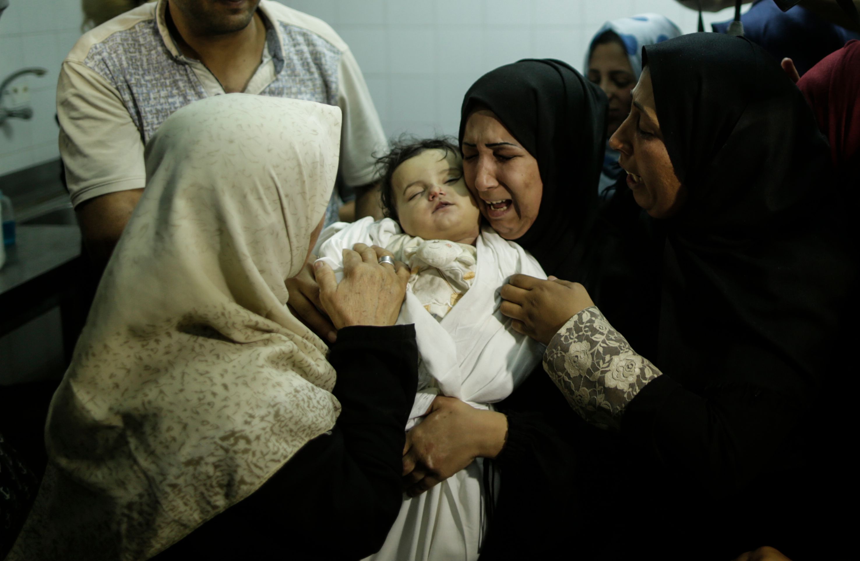 استشهاد طفلة فلسطينية عمرها 8 أشهر فى غزة