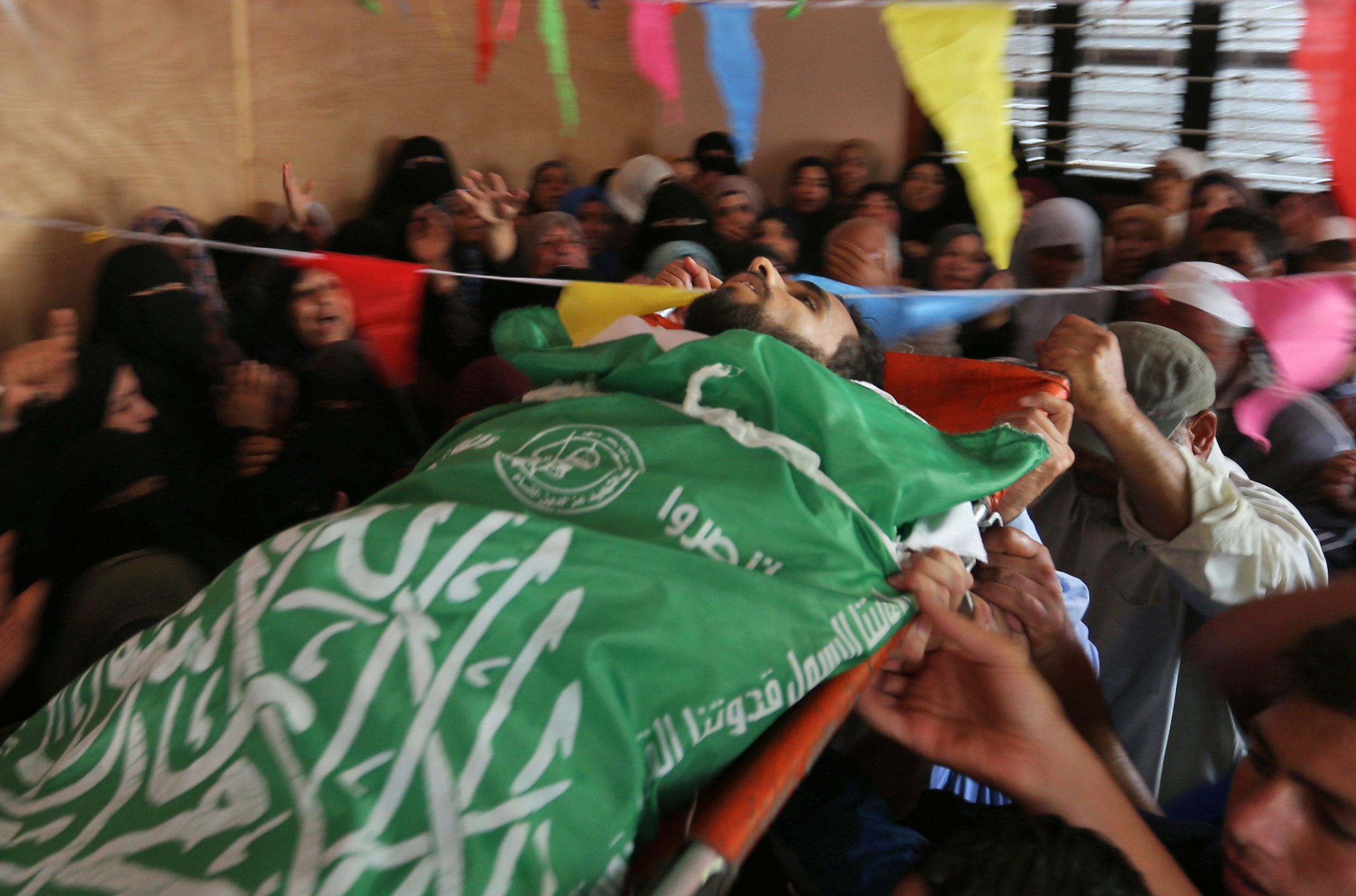 فلسطينيون يشيعون الجثمان 