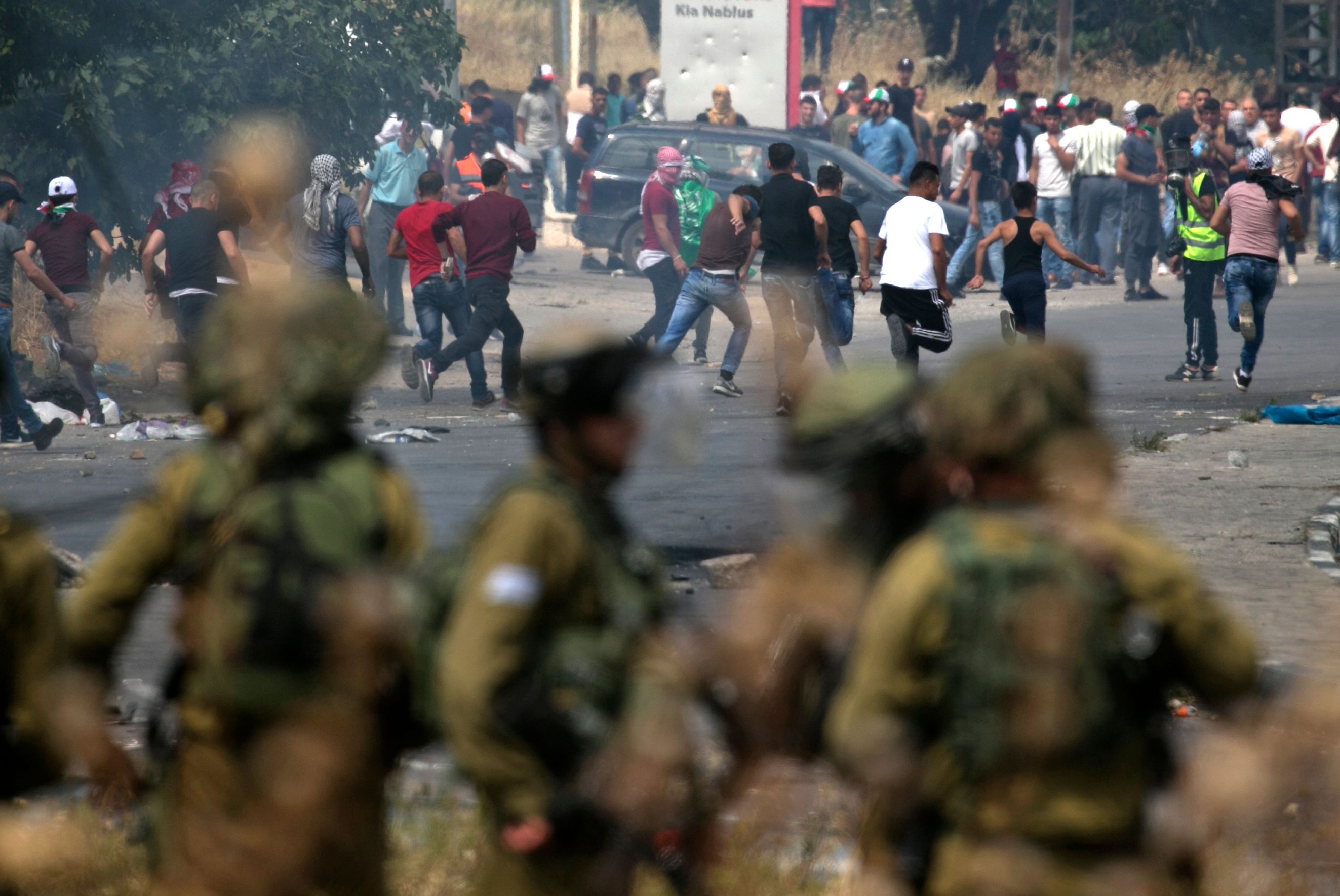 قوات الاحتلال تقمع المتظاهرين