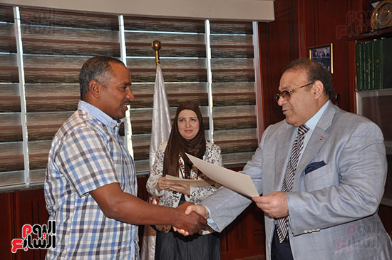 الدكتور حسن راتب يسلم شهادات إتمام دورة أكاديمية المياه العربية (4)