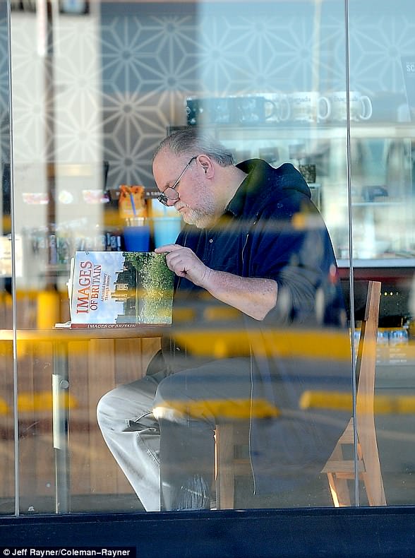4C2588B000000578-5721959-FAKED_READING_IMAGES_OF_BRITAIN_IN_STARBUCKS_Meghan_s_father_stu-a-11_1526173900130
