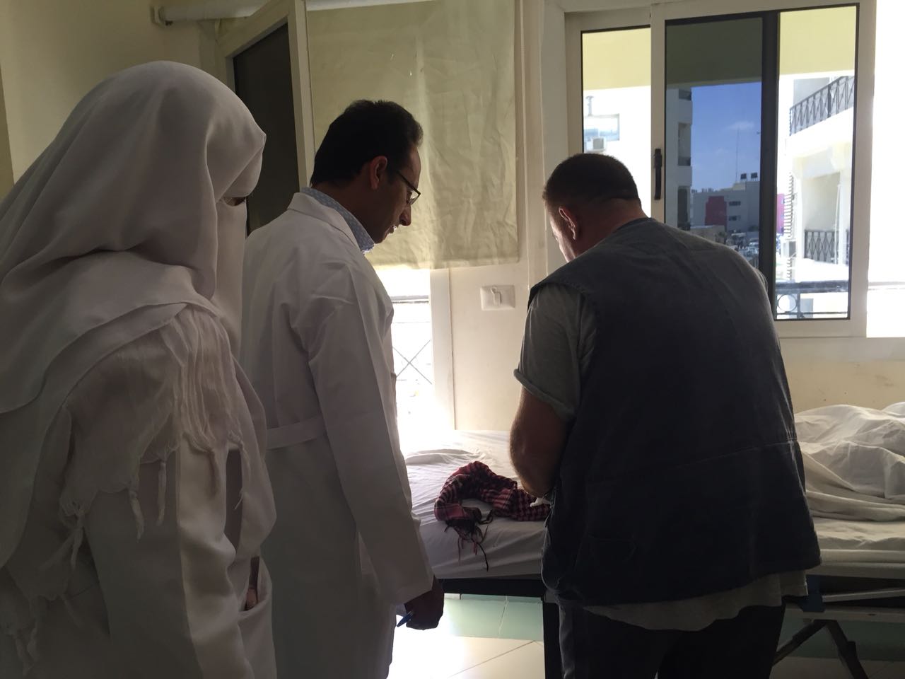 وصول أول مصاب فلسطينى لمستشفى العريش (2)