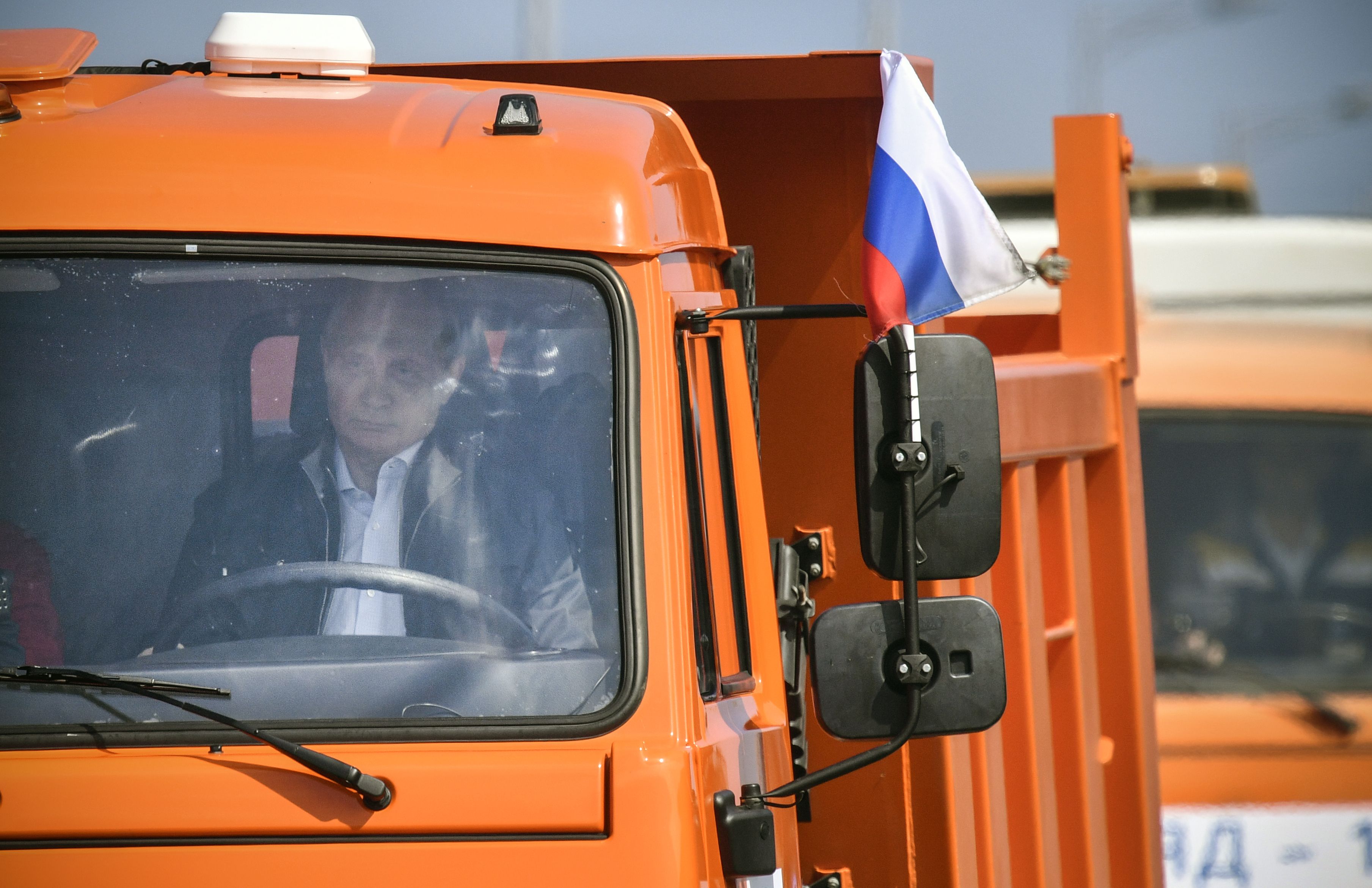 بوتين على متن شاحنة