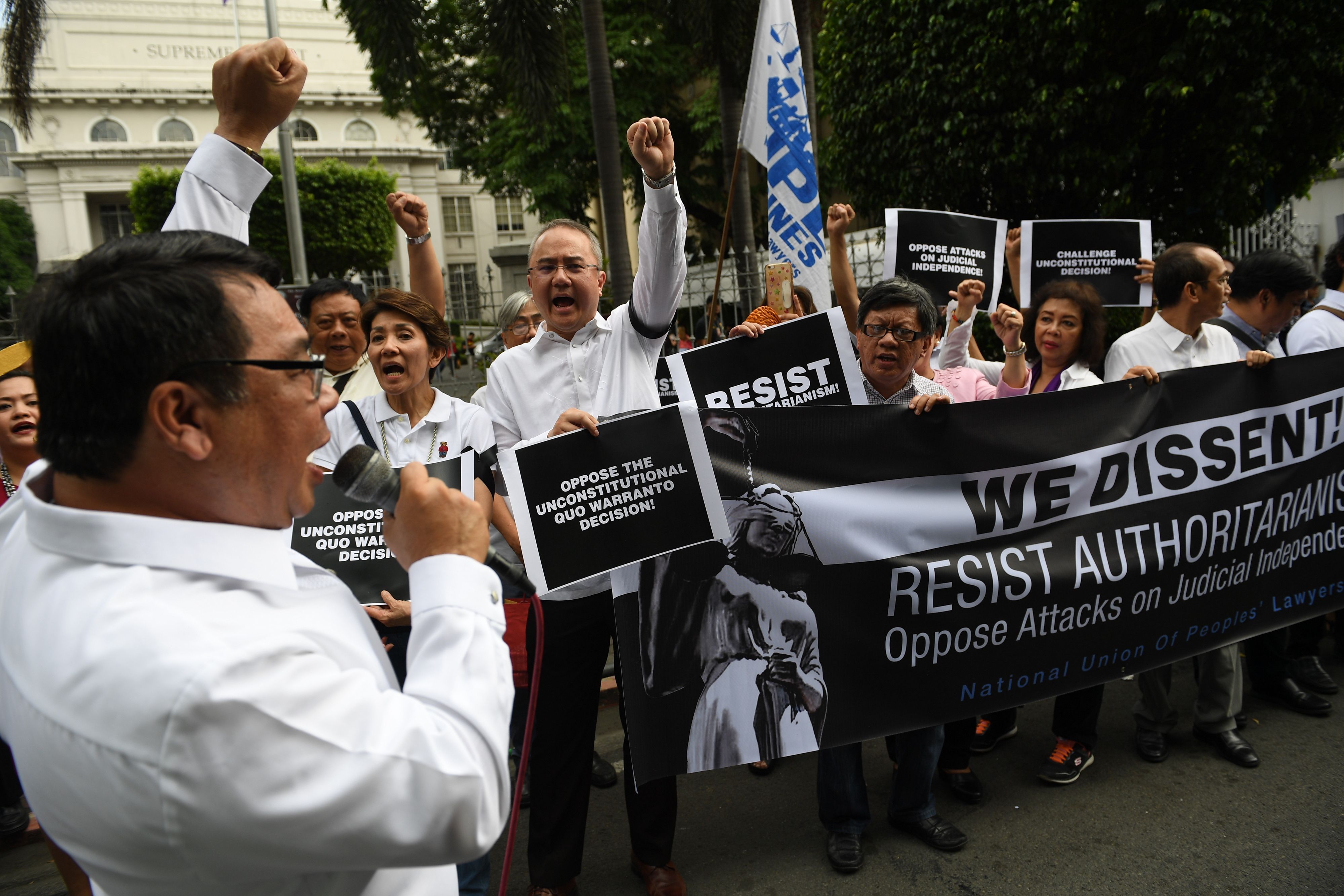 احتجاجات فى الفلبين ضد قرار عزل رئيس المحكمة العليا