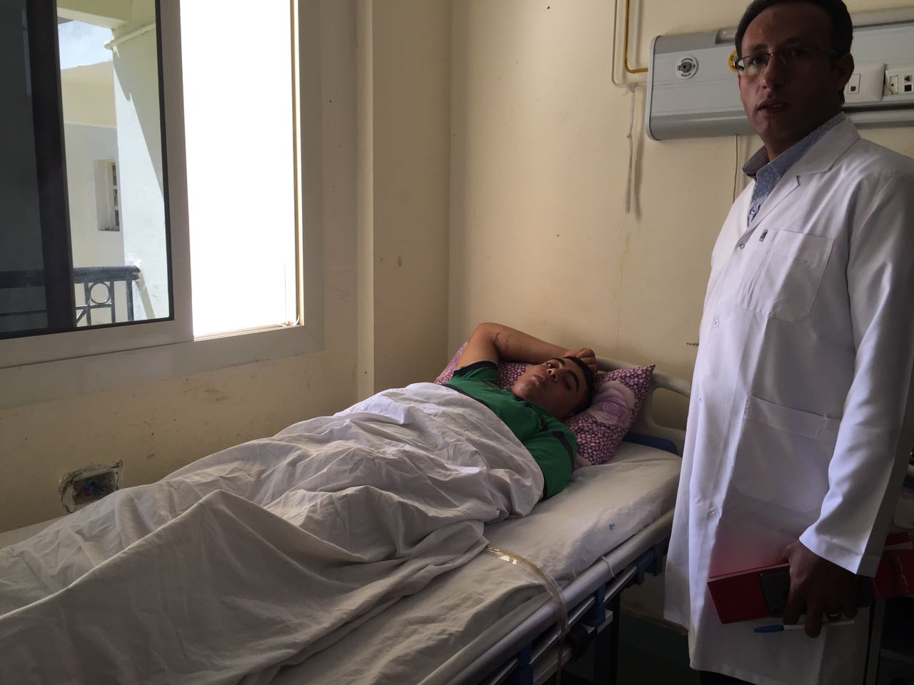 وصول أول مصاب فلسطينى لمستشفى العريش (4)