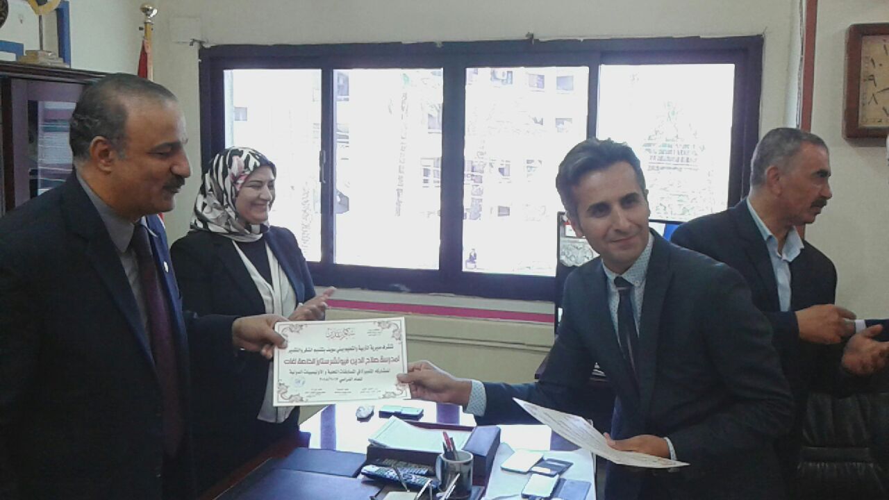 7- وكيل وزارة تعليم بنى سويف يكرم مدير المدرسة 7- وكيل وزارة تعليم بنى سويف يكرم مدير المدرسة
