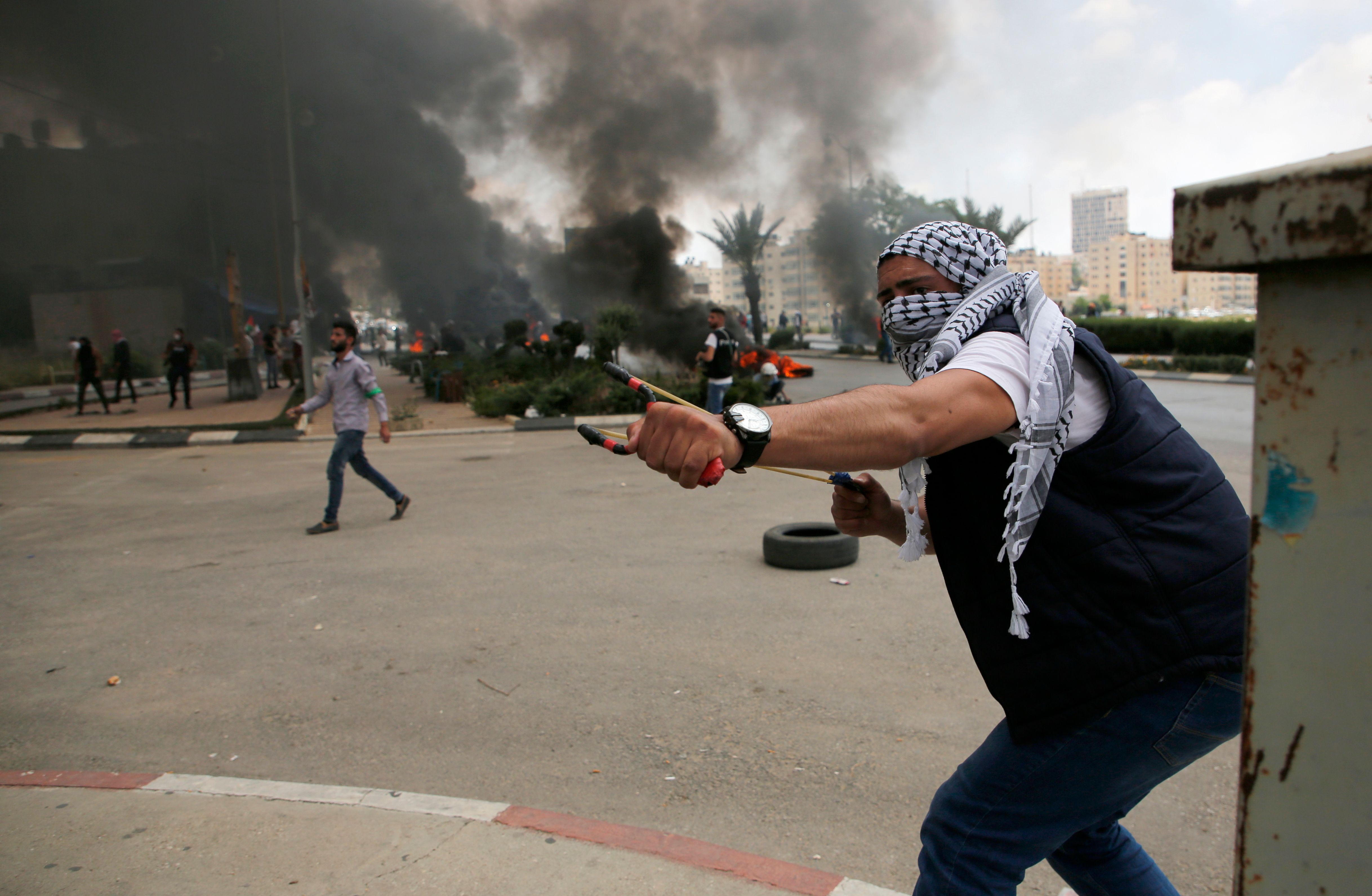 فلسطينى يواجه رصاص الاحتلال بالطوب