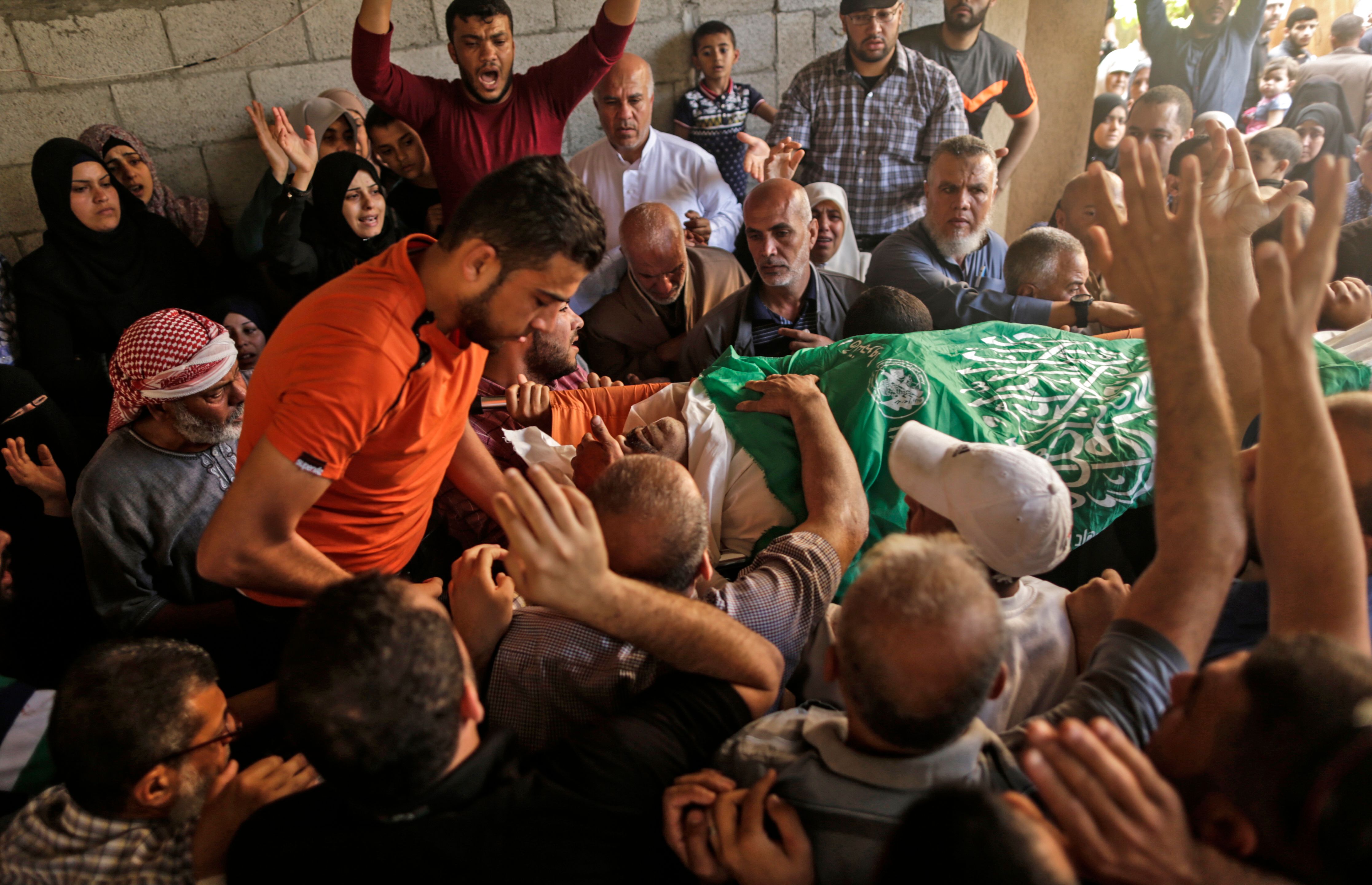 تشييع جثمان الشهيد الفلسطينى ناصر غراب وسط قطاع غزة