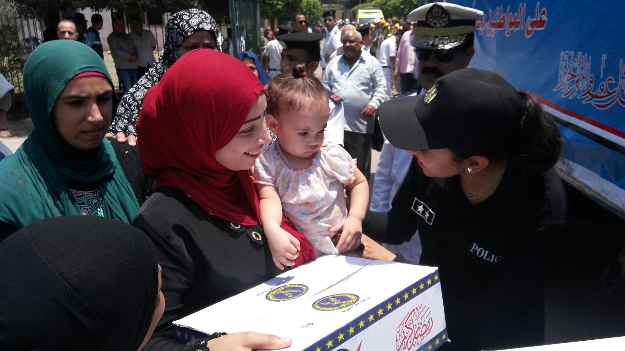فرحة المواطنين بتوزيع الشرطة السلع الغذائية عليهم