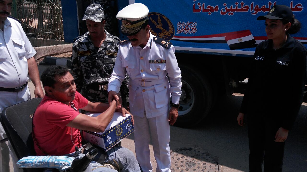 قيادات مديرية أمن القاهرة أثناء توزيع السلع على المواطنين