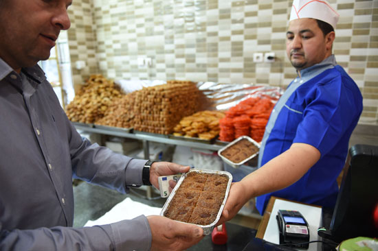 الشيف عبد الله موزاوى  يجهز المأكولات