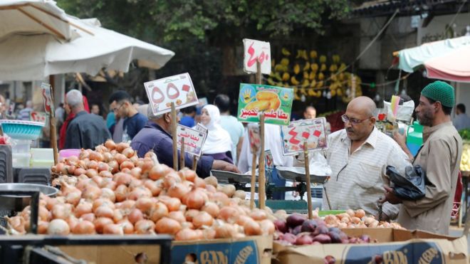 الأسواق وموائد الرحمن على رادار "الصحة" فى رمضان.. نشر المفتشين بمنافذ البيع للجمهور لمواجهة الغش.. فرق وقائية بكافة المحافظات لمواجهة التسمم الغذائى.. الإعداد لـ1000 حملة على المنشآت الغذائية حتى عيد الفطر 56386-%D8%B5%D9%88%D8%B1-%D8%A7%D8%B3%D9%88%D8%A7%D9%82-(4)