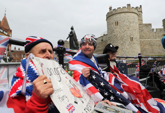 بريطانيون يحتفلون بالزواج الملكى فى شوارع لندن