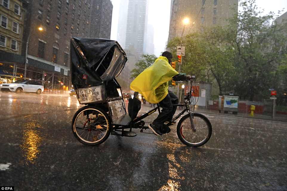 شخص يقود دراجة وسط الأمطار