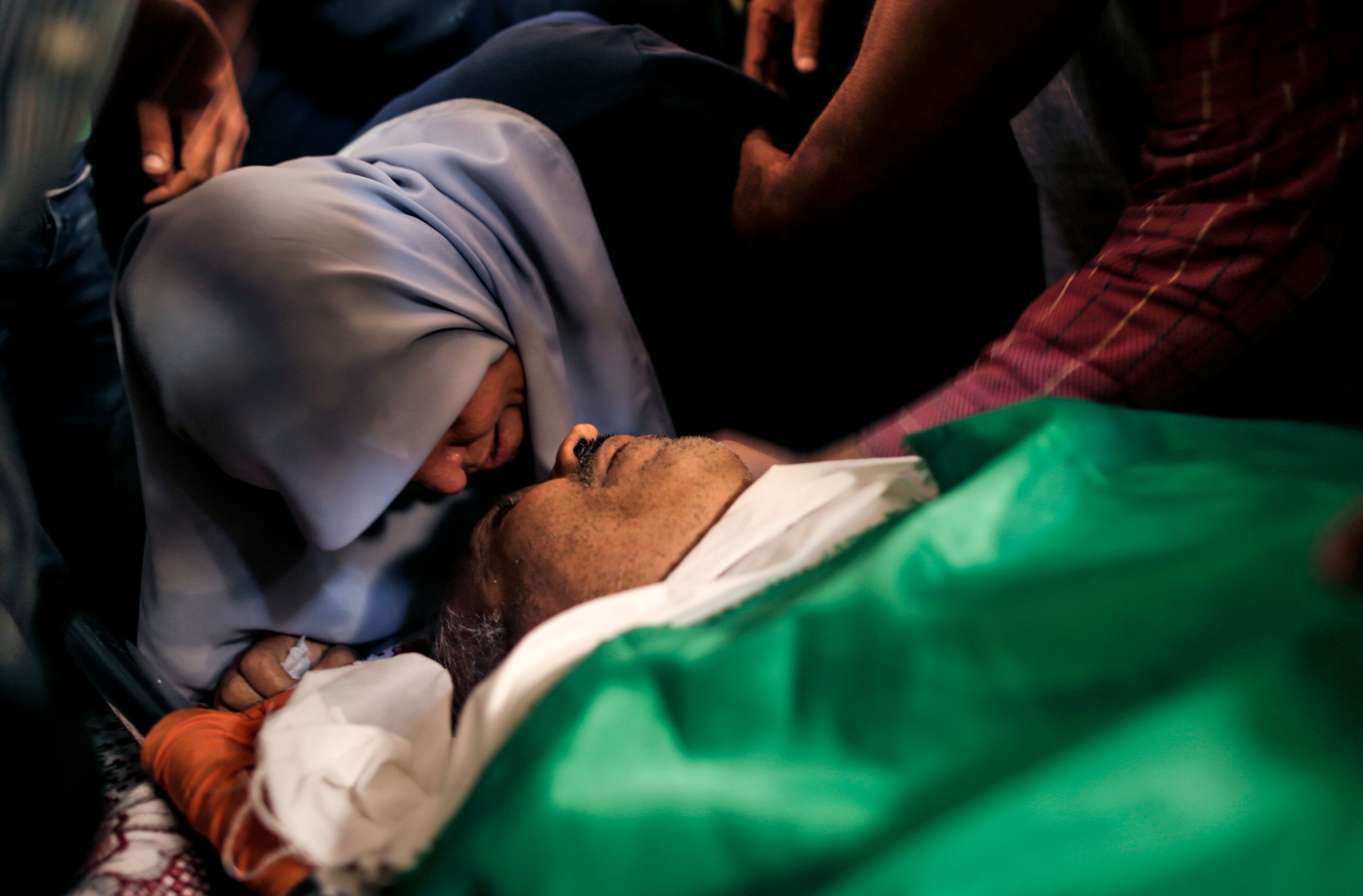 جانب من تشييع جثمان الشهيد الفلسطينى ناصر غراب وسط قطاع غزة